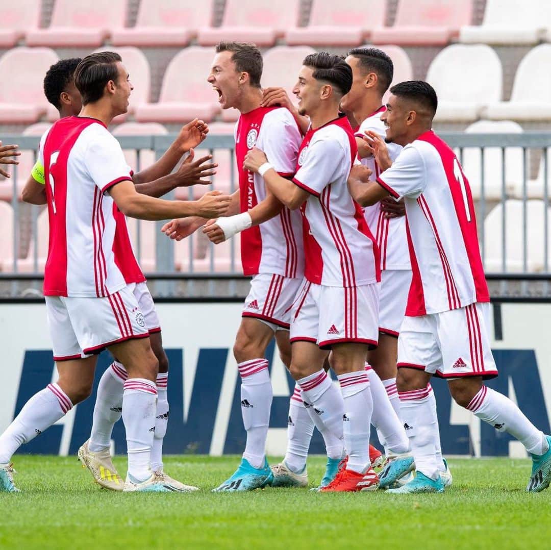 ヨニー・ハイティンハのインスタグラム：「Our feeling when the Youth League is back! ❌❌❌ #Ajax #forthefuture」
