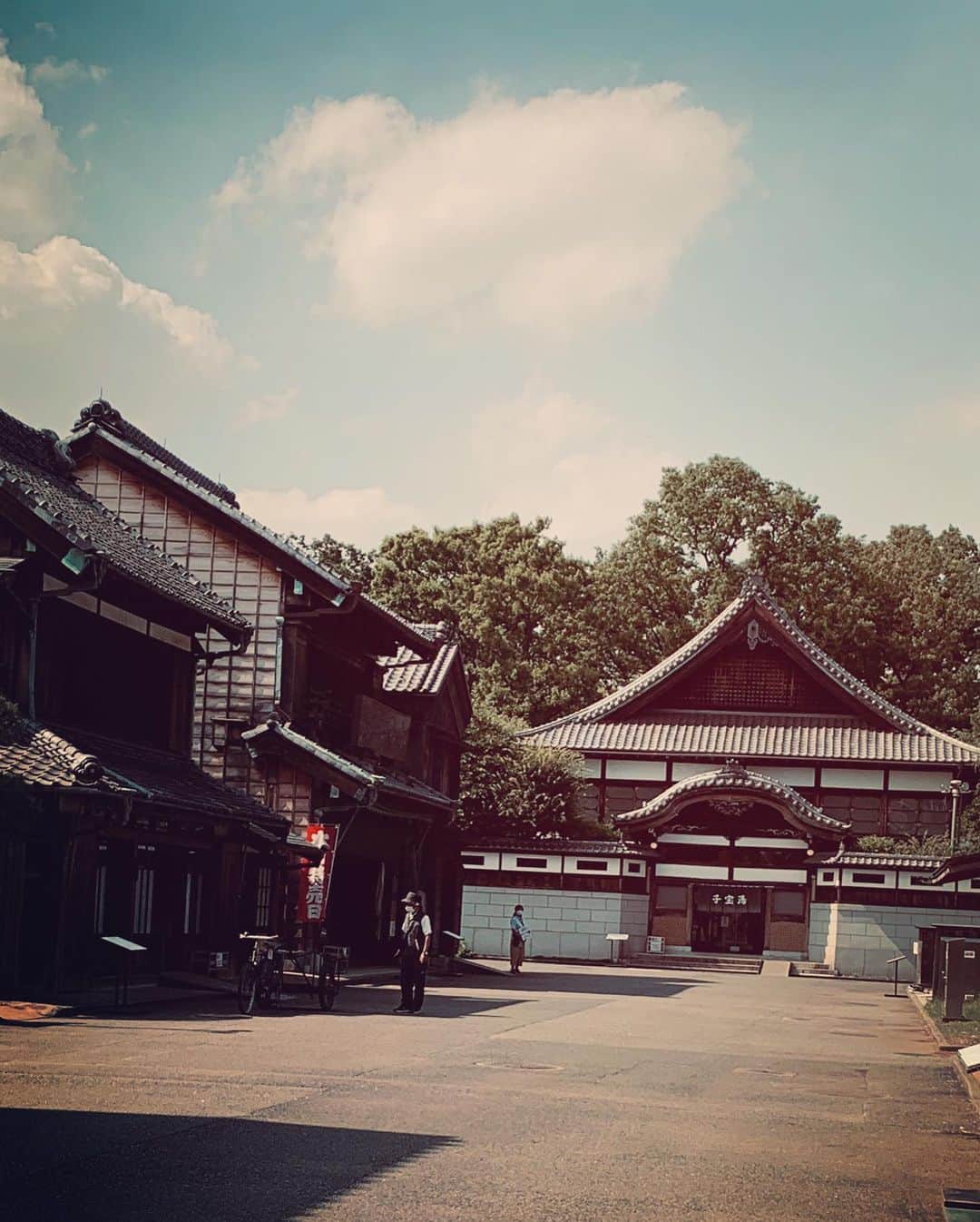 氷浦紫さんのインスタグラム写真 - (氷浦紫Instagram)「#江戸東京たてもの園 に行ってきた と言っても#小金井公園 に遊びに行ったので、その中にあるこの建物は外から見て、観てみたいと思い急遽入った。 しかーし、息子ちんに振り回され全てのゾーンは全然見られず何となく見てきただけ。 #千と千尋の神隠し の参考にされたという古い建物が沢山。 ハクが飛び込んできた窓とか観たかったなぁ…… 洋館でお茶もしたかったなぁ〜…… また秋頃にでも来たいところです。  #ジブリ#湯婆婆#くもじい#ハク様 #タイムスリップ#古い建物#また行きたい#子連れ辛い#ジブリすきな人と繋がりたい」6月18日 6時41分 - yukalihiula