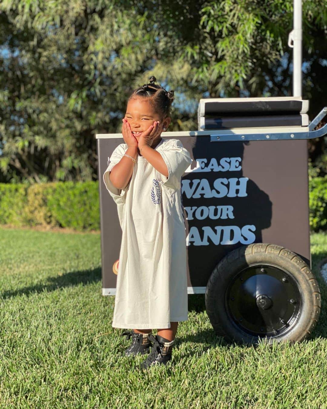 クロエ・カーダシアンさんのインスタグラム写真 - (クロエ・カーダシアンInstagram)「🤍 Tutu is reminding everyone to please wash your hands!  Stay safe out there 🤍」6月18日 6時43分 - khloekardashian