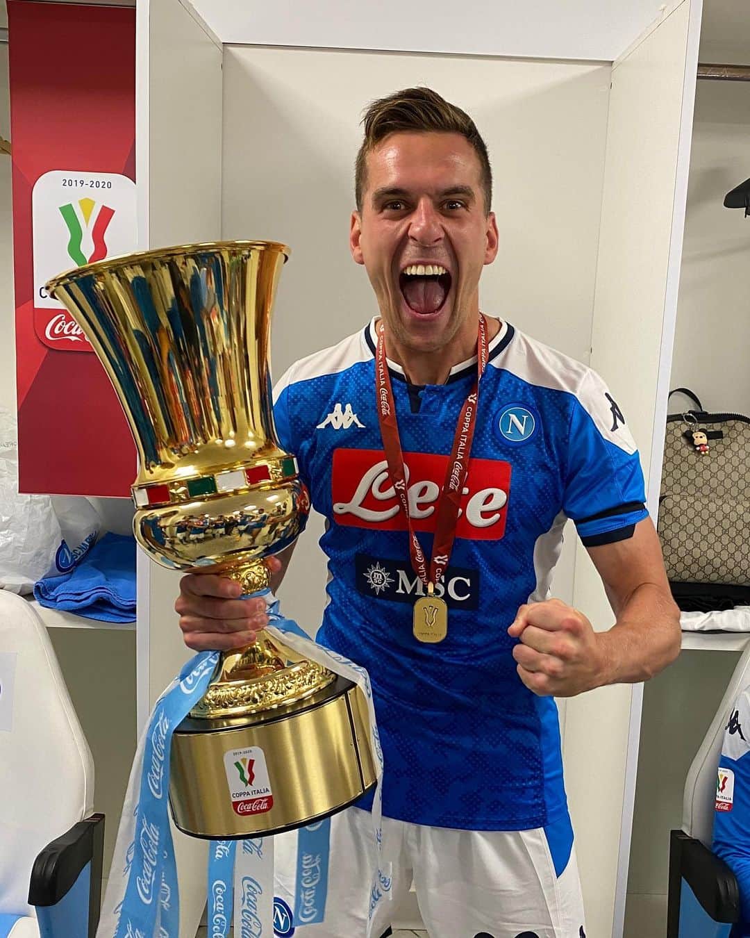 アルカディウシュ・ミリクのインスタグラム：「Oi vita, oi vita mia...che felicità! Forza Napoli 💪❤️ #campioni #forzanapoli #coppaitalia」