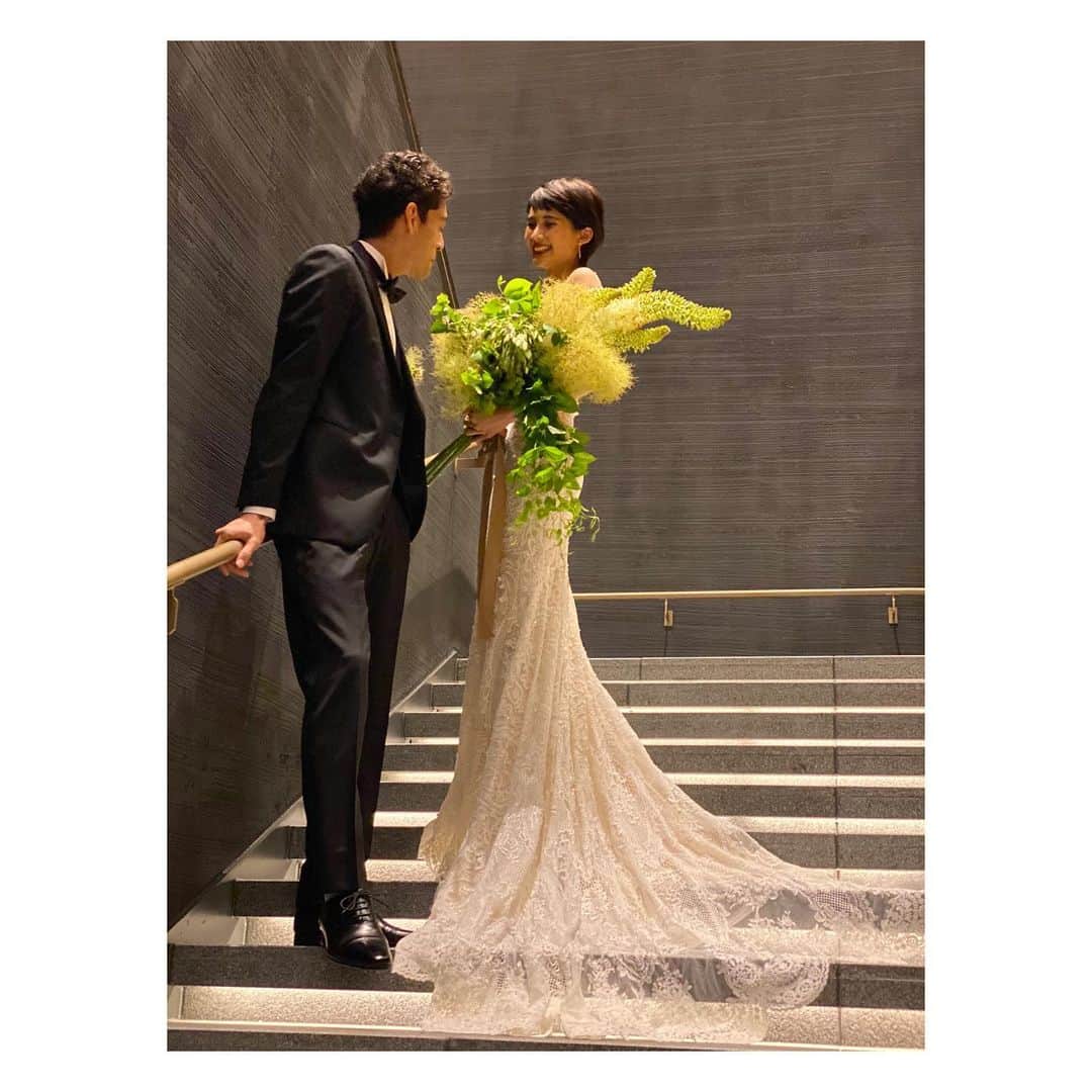 YouAさんのインスタグラム写真 - (YouAInstagram)「Dressにあわせてエレムレスを使った ブーケをオーダーしました。 . エレムレスにスモークツリーちょこっとグリーン をミックス。素敵なブーケ。 ドレスとシチュエーションにばっちりです😍 . . . .  ドレスを見てから フローリストが花材を選んでブーケをつくる ヘア&メイクアップアーティストが仕上げたい 肌感を考える。 ウェディングの撮影も結婚式当日と一緒で プロたちがインスパイアして花嫁を作っていきます . . . . #結婚式 #ウェディングドレス #ブーケ #ガリアラハヴ  #weddingdress #shooting #bouquet . #結婚式準備 #結婚式 #ウェディング #ウェディングヘア  #ウェディングブーケ #ウェディングプランナー  #ドレススタイリスト #ウェディングドレス  #奈良ウェディング #ホテルウェディング  #ショートヘア #ショートウェディングヘア  #花嫁 #花嫁準備 #花嫁ヘアスタイル #2021wedding #2020wedding #2020weddings #2020花嫁  #2021夏婚  #2021春婚 #2020秋婚 #プレ花嫁 #和装 #大阪ドレスショップ」6月18日 6時58分 - youa.dressstylist