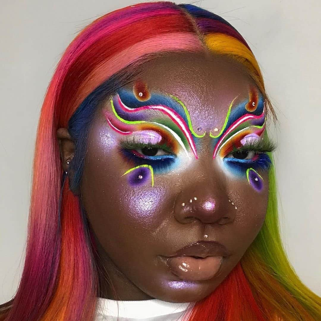 Milk Makeupさんのインスタグラム写真 - (Milk MakeupInstagram)「🔉A Pride message from Milk Makeup #studiofam member + constant innovator @naezrahlooks 🔉: "Happy Pride Month to all my LGBTQIA+ 🏳️‍🌈 babies! Remember that you are valid, your feelings are valid and you matter !!! especially my black and POC babies, YOU MATTER!! This BLM movement includes you never forget that. The LGBTQIA+ community was one of the very first communities to welcome my art and myself into their arms. Trans women and drag queens were also the blueprint for the way I do my makeup. They’ve taught me ways to make my features 'soft and feminine' as my features are not seen as such especially being dark skin. They’re also the blueprint for makeup period down to the way you bake and contour so put some respect on their names." - the details: 🎨#veganmilkmoisturizer 🎨#hydrogrip 🎨#blurfoundation in Mocha 🎨#flexconcealer in Tan 🎨#glowoil in Glimmer 🎨#flexhighlighter in Iced 🎨#kushmascara」6月18日 7時03分 - milkmakeup