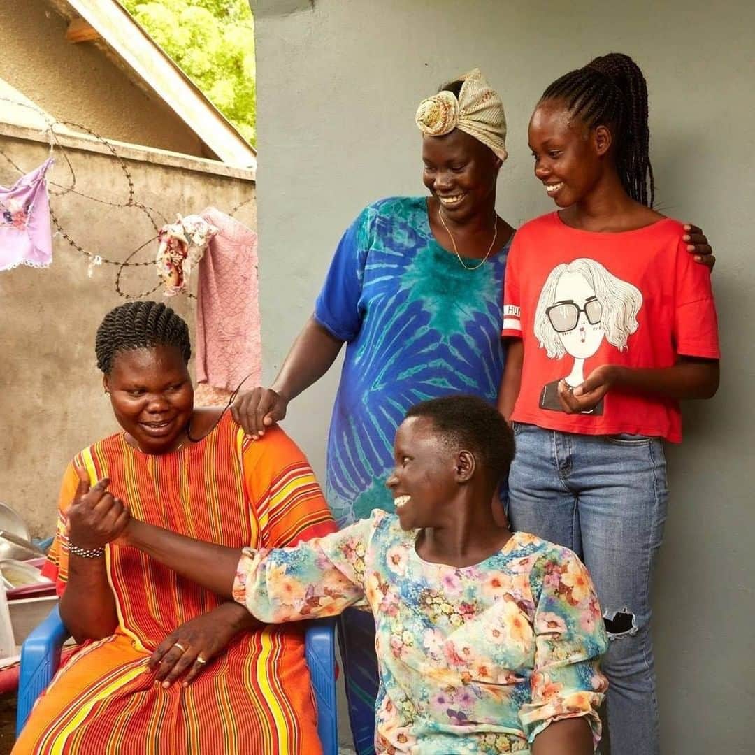 unicefさんのインスタグラム写真 - (unicefInstagram)「Nyajima, 17, has fun with her family as they stay home in South Sudan amid #COVID19.  Nyajima is in her final year of school, and while she’s eager to complete her education, it’s difficult to focus with all the chaos at home. She misses her friends, too, but it won’t be long until they’re together again. © UNICEF/Wilson」6月18日 7時12分 - unicef