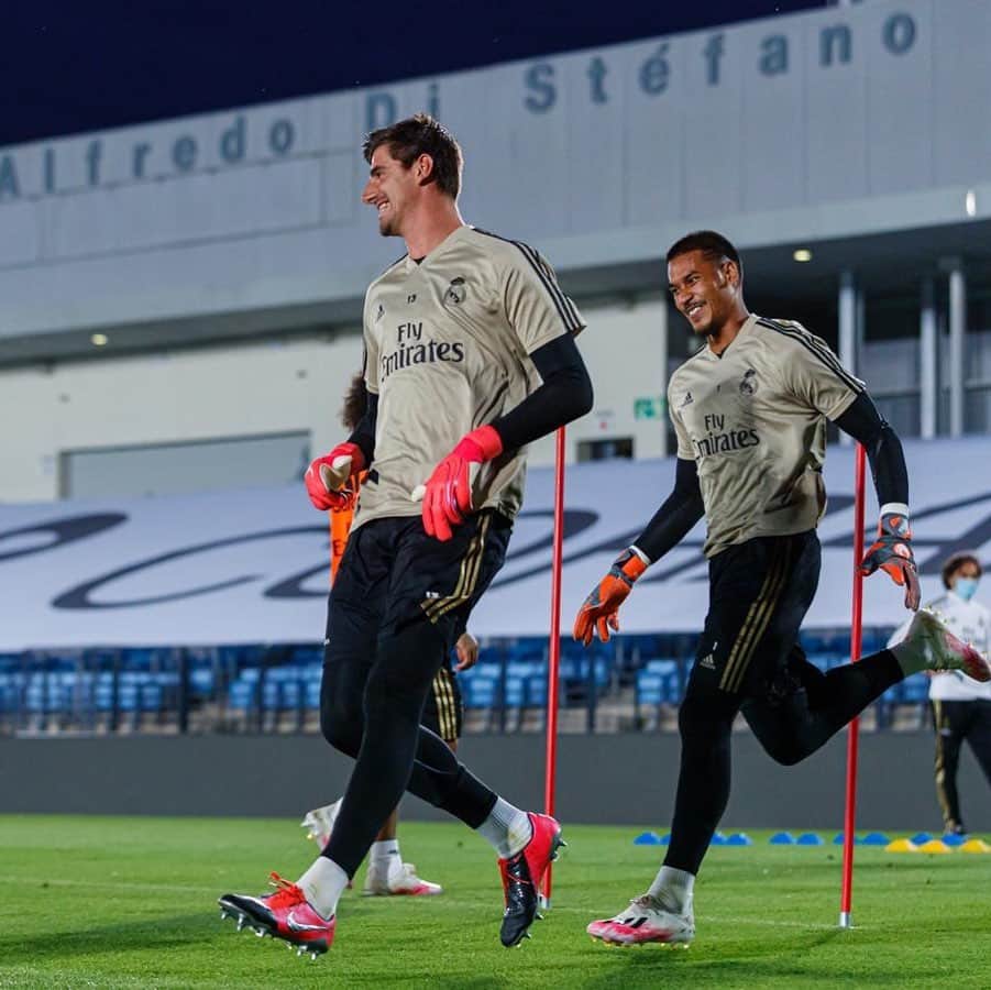 ティボ・クルトゥワのインスタグラム：「Listos para el partido de mañana! Os seguiremos echando de menos en las gradas pero sintiendo vuestro apoyo! #HalaMadrid」
