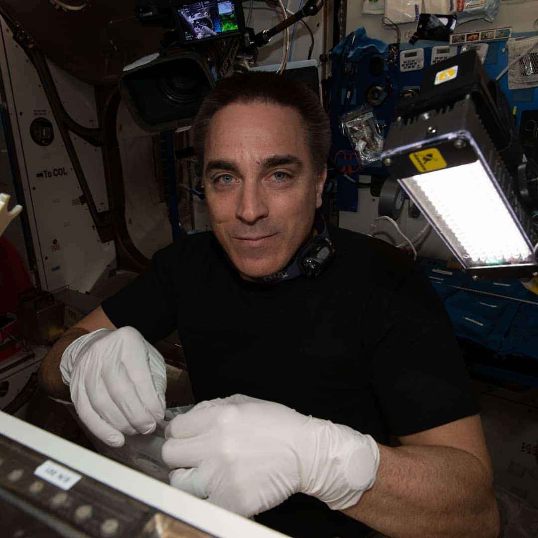 国際宇宙ステーションさんのインスタグラム写真 - (国際宇宙ステーションInstagram)「The space station Commander Chris Cassidy works on science hardware. (Pic 1) Cassidy stows biological samples for preservation in a science freezer. (Pic 2) Cassidy configures the new Spectrum imager that views plant cellular growth in multiple wavelengths.  #nasa #astronaut #science #hardware #biology #plant #International #space #station」6月18日 7時19分 - iss