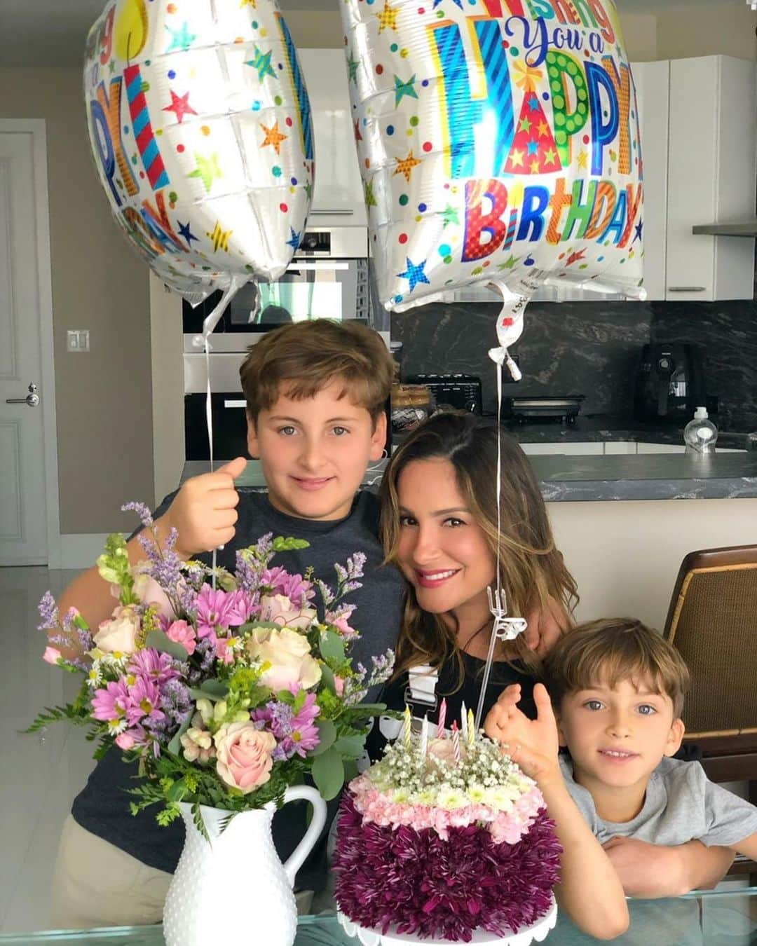 Claudia Leitteのインスタグラム：「DIA 10 de julho é meu aniversário e eu vou comemorar com vocês, fazendo uma LIVE. Na foto em questão vc consegue ver a serenidade no olhar de quem ainda tinha um ano pela frente pra completar 40... e tava grávida de Bela. 🤣 Brincadeiras à parte, eu tô é feliz por poder comemorar com vcs, mesmo que distante. 👀 Anote aí: 10/07, às 19:30h. O link pro canal tá na bio. Espero vocês! 🥰🥰🥰 #QuarentandoNaQuarentena」