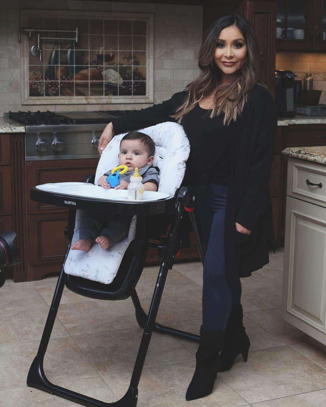 ニコール・ ポリッツィのインスタグラム：「GIVEAWAY TIME🖤 In honor of my new collection MAWMA launching soon, we are giving away my Marble Mawma Highchair! 🔥TO ENTER: follow @yourbabiieofficial for more info💋 Good Luck Mawmas!」