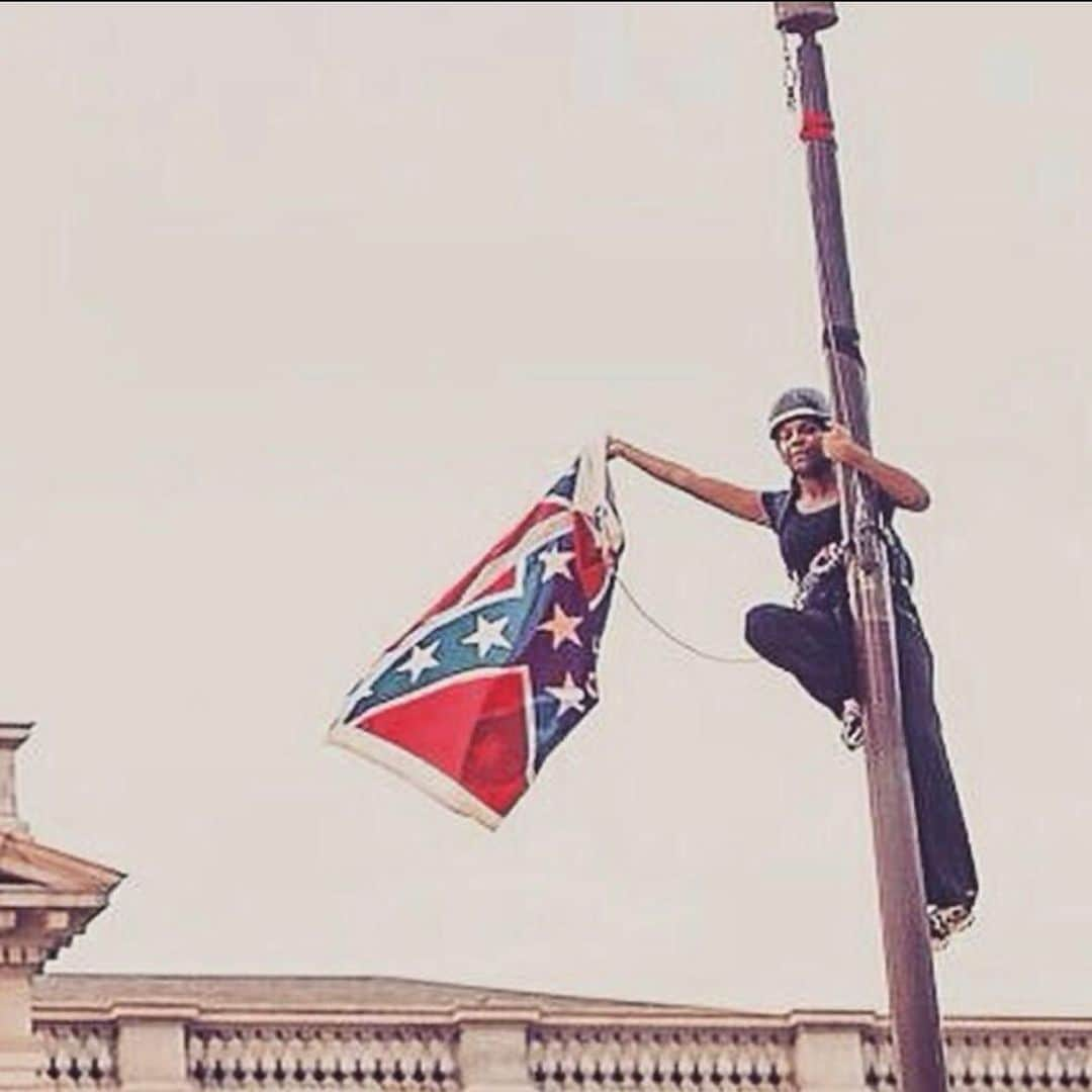 トームさんのインスタグラム写真 - (トームInstagram)「#repost @majerligirl TODAY on “Fuck it, I’ll Do it Myself” is Bree Newsome Bass. She is an activist from Charlotte, North Carolina. In response to the Charleston Shooting on June 17th 2015, where 9 black Americans were murdered by a white supremacist who flew the confederate flag, Bree is best known for climbing a flag pole on the South Carolina state house grounds and taking the confederate flag that was openly flying on the property down. She was arrested for civil disobedience and the flag was put back up only to be permanently taken down on July 10th, just two weeks later through only the pressure on public officials to recognize what flying this flag signifies. #fuckthepolice #amplifyblackvoices #BreeNewsomeBass #BlackActivists」6月18日 7時31分 - tomenyc