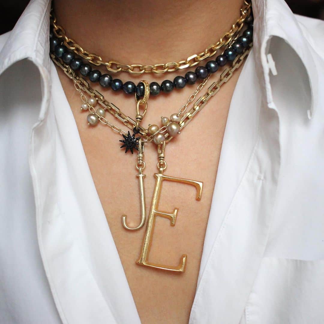 ルル フロストさんのインスタグラム写真 - (ルル フロストInstagram)「Toughen up your pearls with layered chains and a modern mix of charms. #lulufrost」6月18日 7時32分 - lulufrost