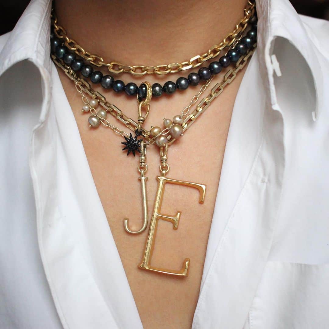 ルル フロストのインスタグラム：「Toughen up your pearls with layered chains and a modern mix of charms. #lulufrost」