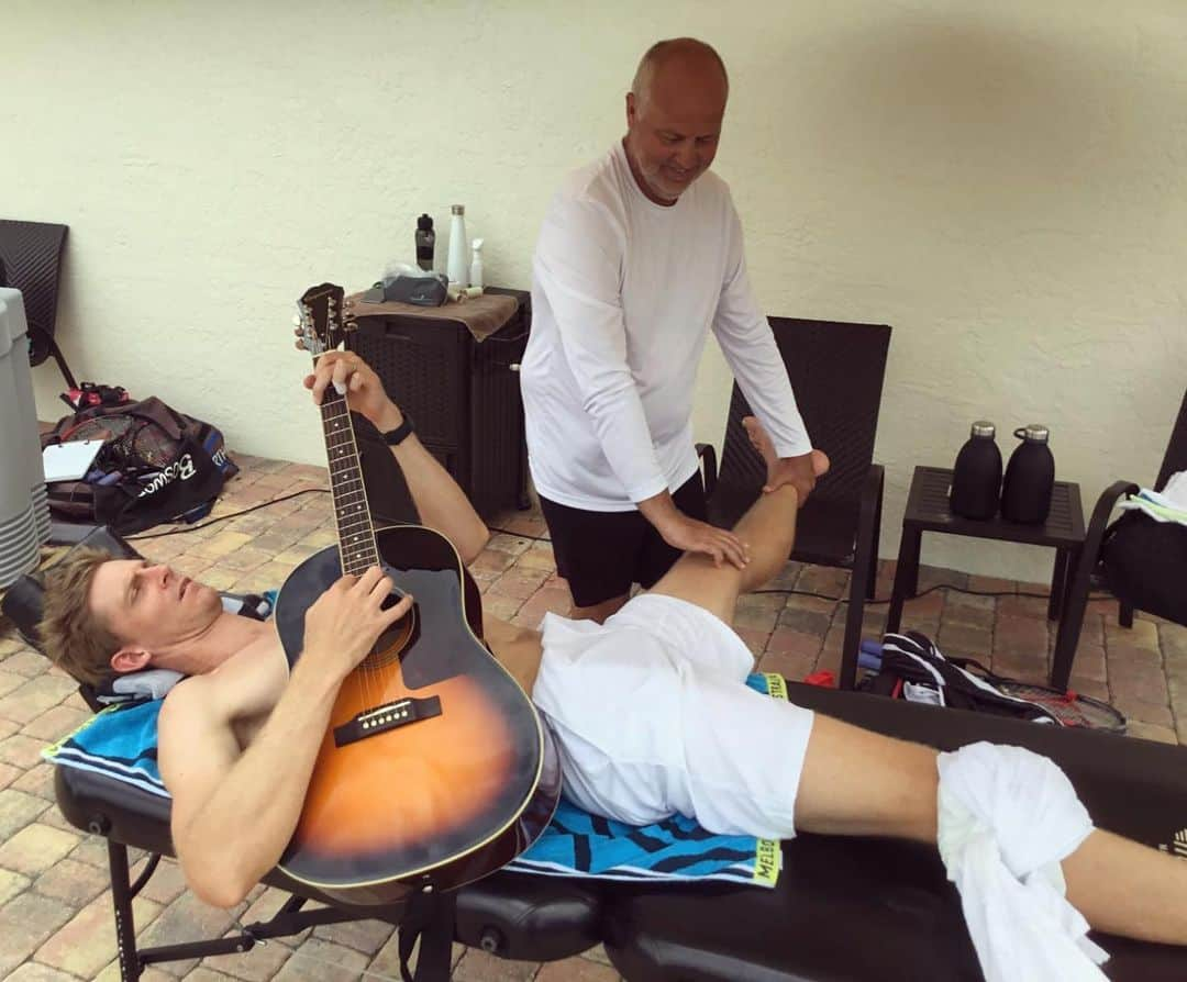 ケビン・アンダーソンさんのインスタグラム写真 - (ケビン・アンダーソンInstagram)「The best form of multitasking 💪🧊🎸」6月18日 7時34分 - kandersonatp