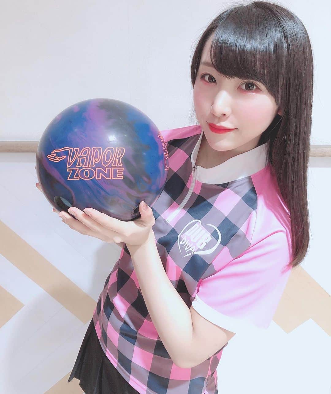 のインスタグラム：「おはくま🐻 . . #おはよう #gm #goodmorning #おはくま #ボウリング #bowling #볼링 #🎳 #日々の出会いに感謝 #バクステ外神田一丁目 #熊本美和 #miwakumamoto  #アイドル #idol #일본 #아이돌 #アイドルボウラー #Pリーガー #プロボウラーになりたい #japanesegirl #followme #相模原 #サンブリッジ #練習 #ベイパーゾーンソリッド #kawaii #makeup #beauty #黒髪 #すきぴ」