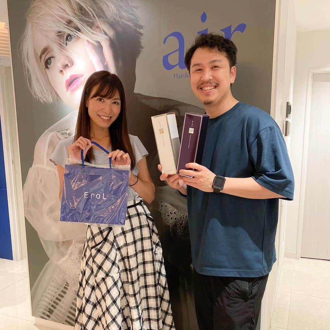 のインスタグラム：「. 美容院にやっと行けた💇‍♀️✨ いつもお世話になっているair銀座セントラルへ❣️ カラーしてもらって綺麗になりました✨ . 施術中はもちろんマスク着用で😷 予約も人数制限かけているそうです💡 . いつもここで購入しているEraLのシャンプーを使ってから、髪伸びるの早いし、痛みも軽減されてます✨ . ちょっと良いお値段するけど、物は確か！おすすめぇ☺️💕 . . . #美容院#エアー銀座セルトラル#スタイリスト#高山店長#カラーチェンジ#プラチナトリートメント #beauty #beautysalon #haircolor #hairstyle」