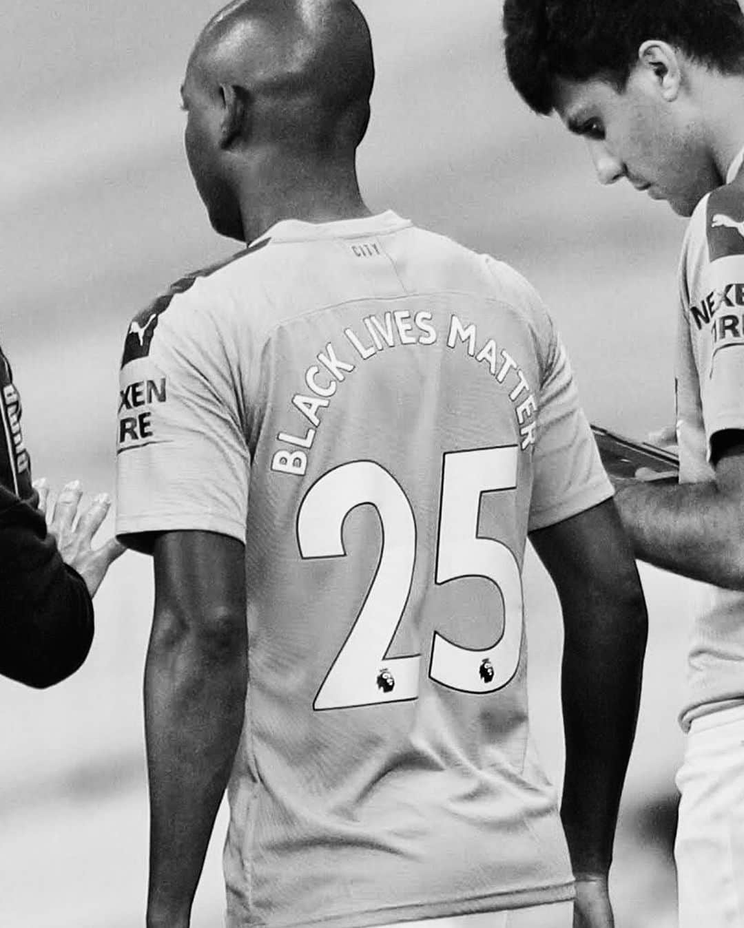 フェルナンジーニョのインスタグラム：「So we are back... +3 💪🏾 Wishing @ericgm3 a speedy recovery. 🙏🏾Cityzens: we miss you guys out there. #cmoncity #blacklivesmatter」