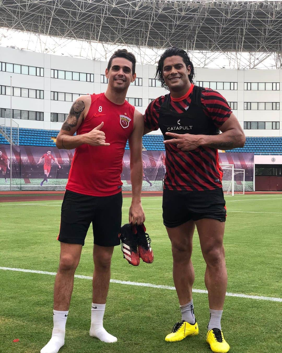 オスカルさんのインスタグラム写真 - (オスカルInstagram)「Com meu brother @hulkparaiba  #ShanghaiSIPG #training #O8 💪🏼⚽️」6月18日 7時41分 - oscar_emboaba