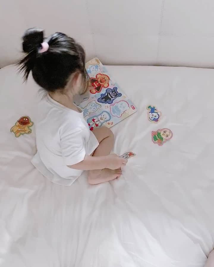 &mのインスタグラム：「いえーい🥳をもとめる 少し前まで全然できなかったのに、いきなり得意になるのね子供って かんげき #1y8m #アンパンマンパズル」