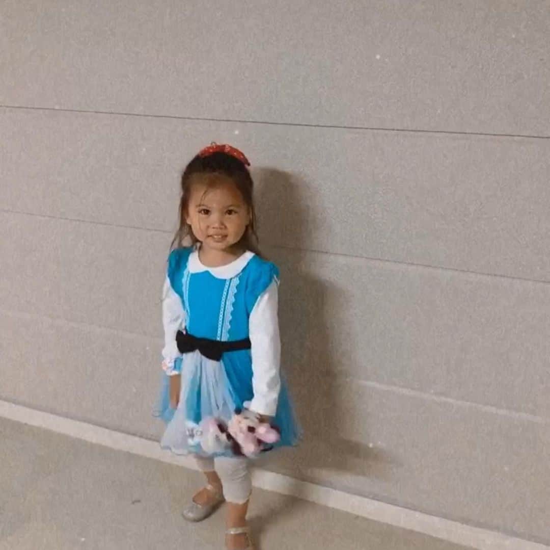 のインスタグラム：「ママが本来の自分を取り戻し、 今までの傷を癒し、 満たされていくと 子供にそして家族にもいいエネルギーを循環できる。  ママ、そして、夫婦のあり方で 世の中は変わる。  人それぞれの使命がある。  稼ごうとか、 起業しようとかそんなことではない。  人と比べてばかりせず、 SNSや世間の常識に惑わされず、 自立し、調和しようする力を持とう。  あなたがワクワクすることはなに？ 好きなことはなに？  わからない。 という人は 何に悩んでる？ 何故悩んでる？ 不安はどこからくる？ 日々どんな感情を持ってる？  自分はどんな人なの？ っと自分を知ることから始めてみて。  そして、食、ライフスタイルを見直してみて。 あなたのストレスはどこからくるの？  できない理由ばかりを探さないでできる方法を探そう。  @takaki_takehana さんの投稿は本当に心に響いて読むだけで涙が出そうになる。  見たくないものに蓋をしがちになるけど、事実を受け止めてやるべきことが見えてるくる。パワーをくれるわ！  私は #BHCLメゾット で女性を輝かせる、 子供の可能性を広げる 環境づくりをしていきたい。 と強く思う。 一緒にやってこー！💖 大きなことなんて必要なくて ただただあなたが毎日何かに感謝できる心持つ。  #Repost @takaki_takehana with @get_repost ・・・ 今回東村山市へ子供オンライン教育への推進のため1億1円を寄付しました。 他にも20億以上を竹花財団活動や融資で拠出しています。詳しくは竹花財団で検索してください。  日本は今とても辛い状況にあります。病院は高齢者の溜まり場になり、無料シニアバスを50円の有料化財源で子供の給食に回したいという要望すらも大きな反発が起こる老害大国になっています。しかし選挙では投票率の高い、さらにマス数が多い高齢者向け政策ばかりが唱えられ、子供達や子育て世代へのサポートは一切無視。  僕の双子の子供がまだ赤ちゃんの時、電車に乗る時も誰一人としてスペースを開けてくれず電車を4本見送ったのを覚えています。 妻が三人目の子供を妊娠して絶対安静と医師から診断を受ける中、2歳になる双子は「保育園は満員です」としか言われませんでした。  僕はラッキーでした。たまたま自分で会社を持っていたのでなんとか乗り越えられました。しかし、もしあなただったらきっと抱えきれないストレスになっていたでしょう。そんなストレスは毎年16万件の児童虐待に変わります。 2歳の子をボコボコに殴り、「ごめんなさい」と睡眠をとらせずに反省文を書かせ、寝れば真冬の水風呂に入れる。そんな残酷なことがあってはいけないんですよ。そんなことするぐらいなら俺に任せてください。  子供への教育体制や子育ての環境整備は絶対的な最優先事項です。教育というのは絶対に失敗がない投資なんです。その投資もせずに、毎日のようにニュースでは政治家の不正金や、コロナでこれだけ苦しむ人がいる中、国家公務員のボーナスは全額支給、さらにそれを寄付に回す人なんてほとんどいない。「国をよくする！」という言動は行動に変わることはありません。では僕らはこの状況に対してどうするか。これには三つ方法があるんです。まずは学ぶ、発信する、そして投票する。  不倫だのなんだのというニュースはあなたの人生に１ミリも関係ありません。まずは目の前の必要なことを学んでください。ビジネスでもいいです、趣味でもいいです。明日トイレに流れる飲み代に変えるのではなく一生残る知識に変えてください。  そしてそれを発信してください。SNSでもいい、ブログでもいい、発信しないと学んだことは2日間で74%忘れてしまうからです。そして最後は投票をしてください。いい候補者がいないのなら白票を入れる。または出馬してもいいです。  どうかこの現実を数十万人の僕のフォロワーの方々だけには理解して欲しいです。今回も頑張って返信するので あなたの意見、考えをコメントしてください！  #竹花貴騎 #mupカレッジ #たのしむらやま @mup_college」