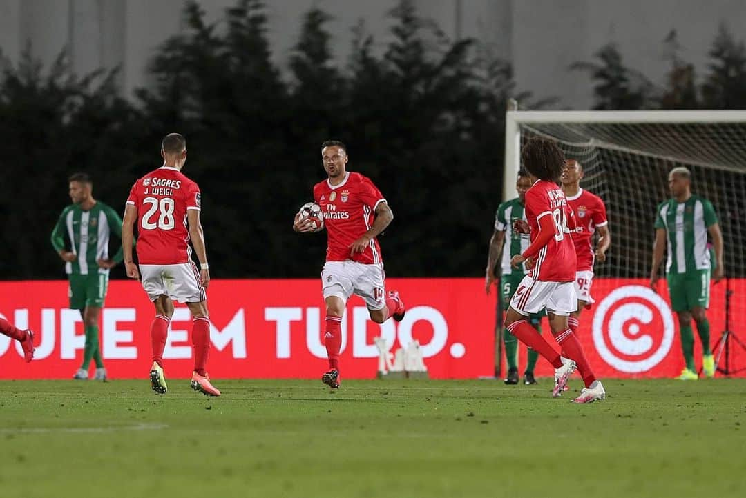 ハリス・セフェロヴィッチのインスタグラム：「... ⚽🦅」