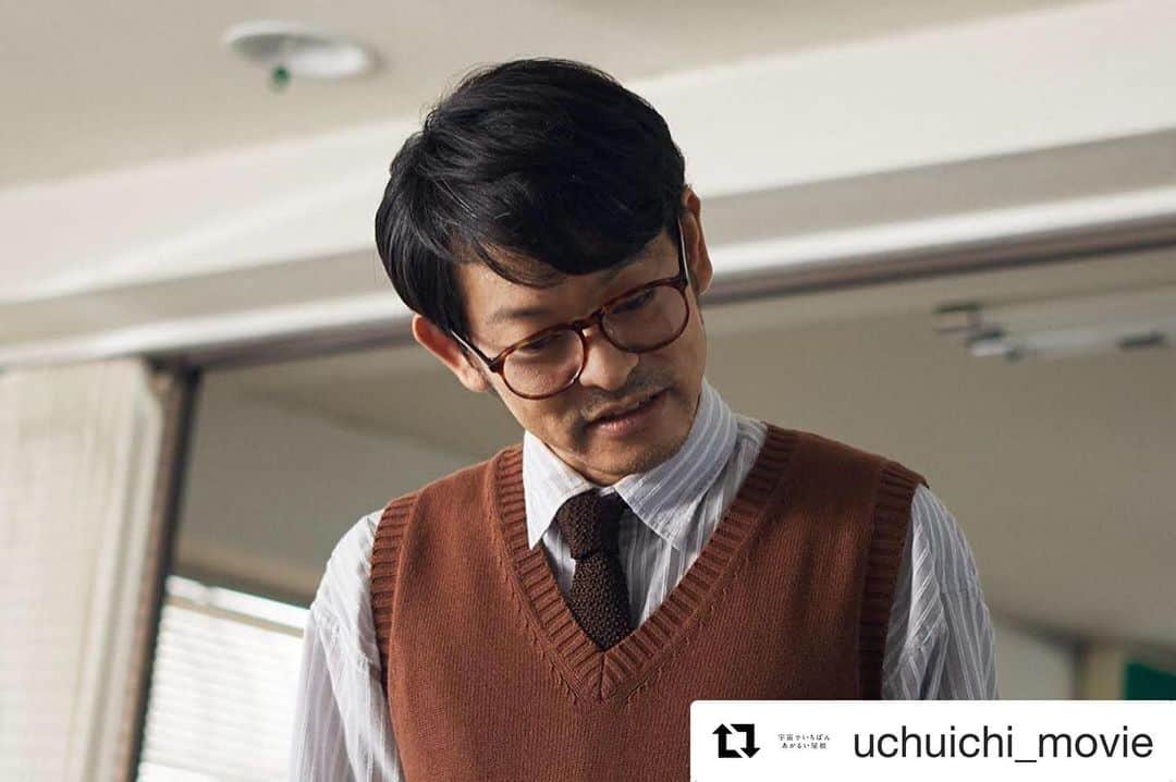 のインスタグラム：「『宇宙でいちばんあかるい屋根』9月公開です。 #Repost @uchuichi_movie with @get_repost ・・・ 🌟キャラクター紹介 ： 牛山武彦﻿ ﻿ つばめ (#清原果耶 ) が通う書道教室の先生👓﻿ つばめを優しく見守る。﻿ ﻿ #宇宙でいちばんあかるい屋根 🏠﻿ #山中崇」