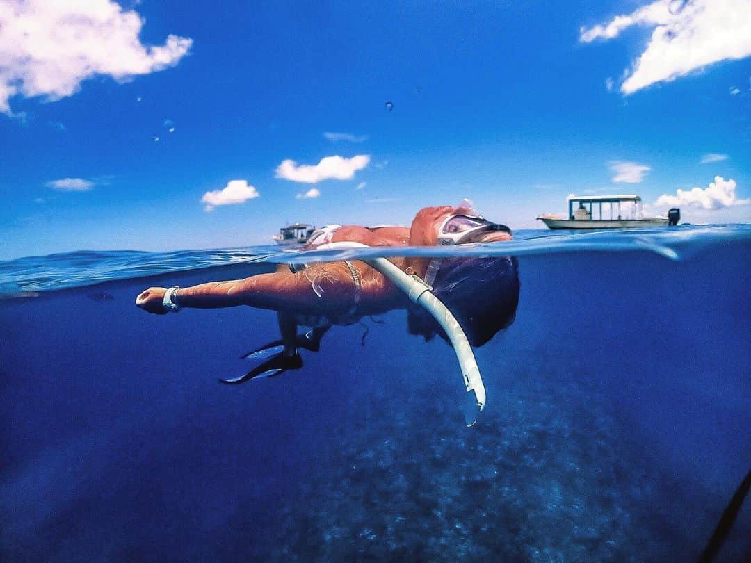 のインスタグラム：「先週は海に入ることができなくてたった1週間で海不足。。。 こーして水の中の音を聞いてると、 本当に本当に心落ち着くよ。  瀬戸内海の海の中にいると小さな微生物がひしめき合っていて太陽が光のベールを作りまるで時が止まったかのようなあの光景と感触は何度味わってもやめられない。 . .  ちょうど広島から江田島を境にものすごく海の質がかわるんだけど江田島のポイントがちょうど海が浄化されるポイントなんだそう。  時折、そんなに日焼けしてどーなんですか？ 太陽嫌いとか😂  平和のシンボル鳩さえも怖がる方々がいらっしゃいますが、きっと本質を知って、見抜く力を身につければ何も怖がることなんてないのじゃないかなと思います。  人間の恐怖とは無知が作り出す最大の兵器だと私は思う。  私の尊敬し愛する人が教えてくれた事。  お金は大切だけど、海と太陽と月があればそれこそが最大の幸せと教えてくれた。  #輝く太陽はオレのものできらめく月はそうおまえの涙  #エレファントカシマシ  #海#水中#沖縄#石垣#瀬戸内海#瀬戸内海の島 #ヨガのある暮らし #inlandsea #hiroshimajapan #okinawajapan #skindiving #sea#roxyjapan」