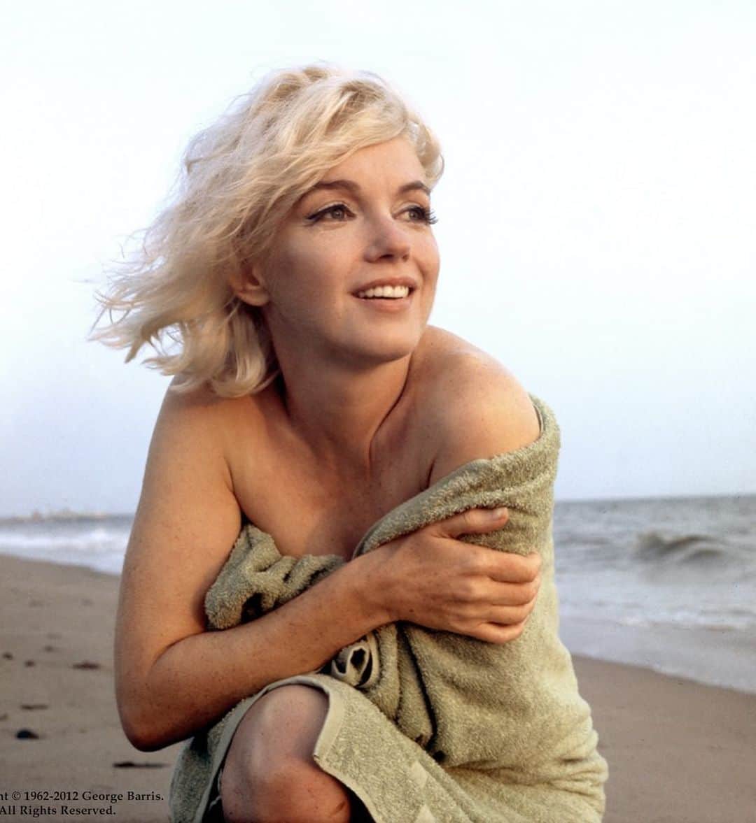 マリリン・モンローさんのインスタグラム写真 - (マリリン・モンローInstagram)「Marilyn photographed by George Barris at Santa Monica beach, Ca. (1962) One of her last photo shoots. She truly knew how to pose, even with a simple towel 💚」6月18日 8時19分 - welovemarilyn