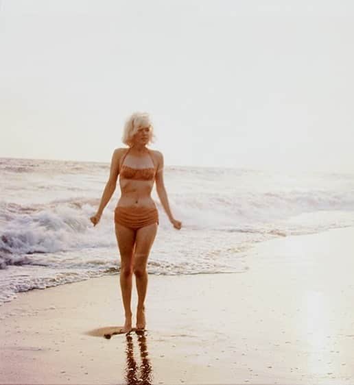 マリリン・モンローさんのインスタグラム写真 - (マリリン・モンローInstagram)「Marilyn photographed by George Barris at Santa Monica beach, Ca. (1962) One of her last photo shoots. She truly knew how to pose, even with a simple towel 💚」6月18日 8時19分 - welovemarilyn