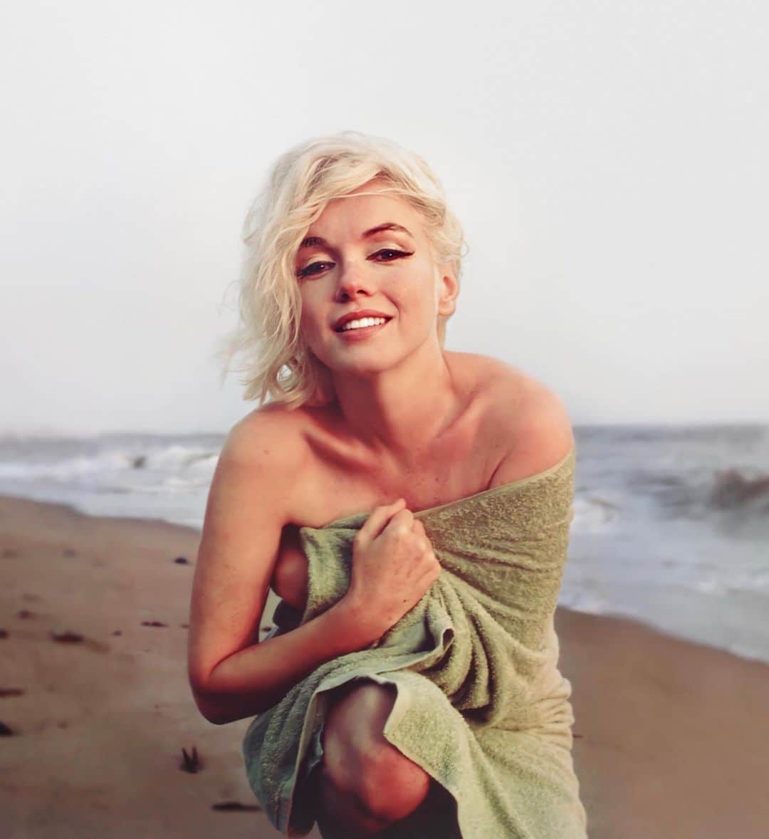 マリリン・モンローのインスタグラム：「Marilyn photographed by George Barris at Santa Monica beach, Ca. (1962) One of her last photo shoots. She truly knew how to pose, even with a simple towel 💚」