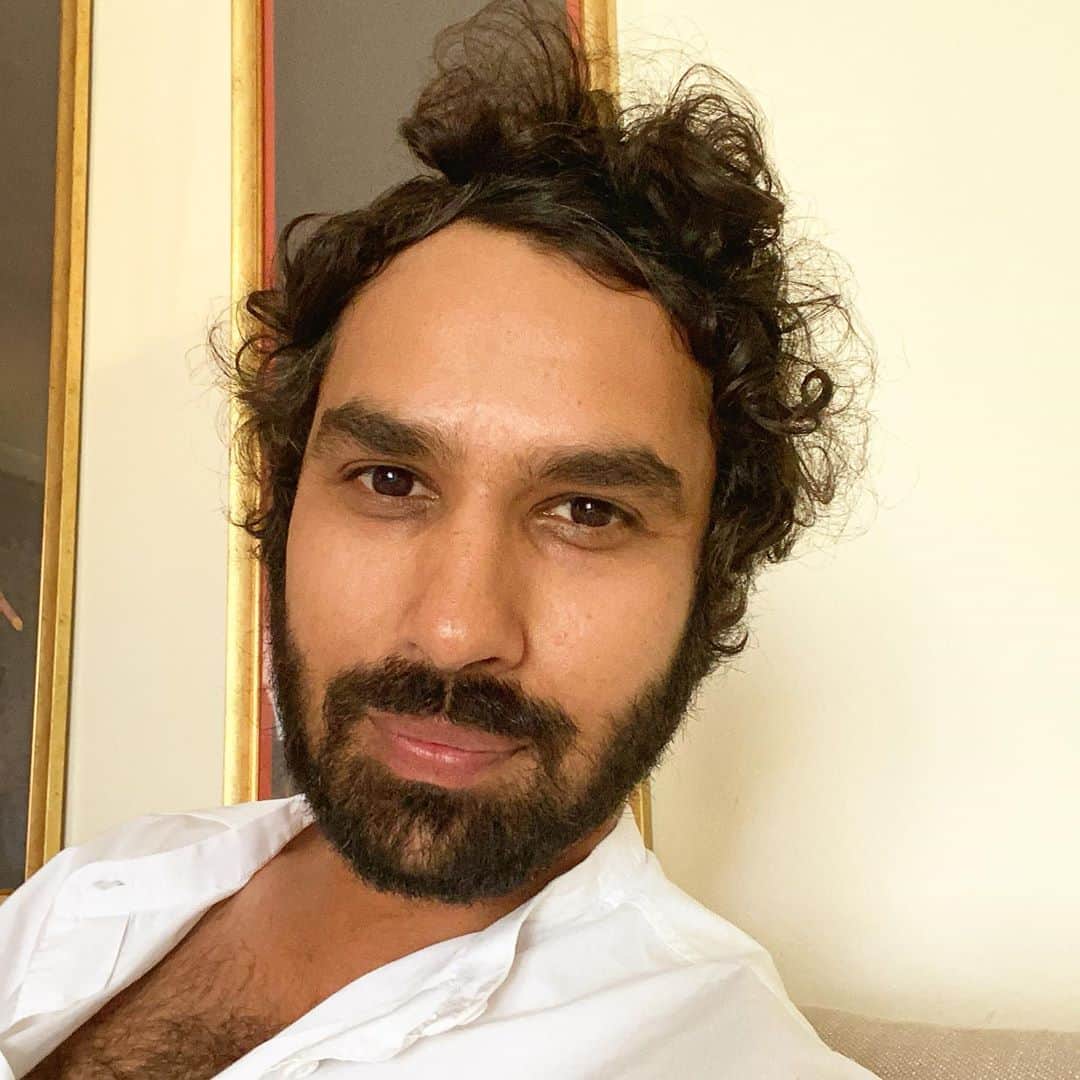 クナル・ネイヤーのインスタグラム：「Finally. Finally. Finally. A beard trim. You can tell by the spot on my chin- the trimmer was in my hands:(」