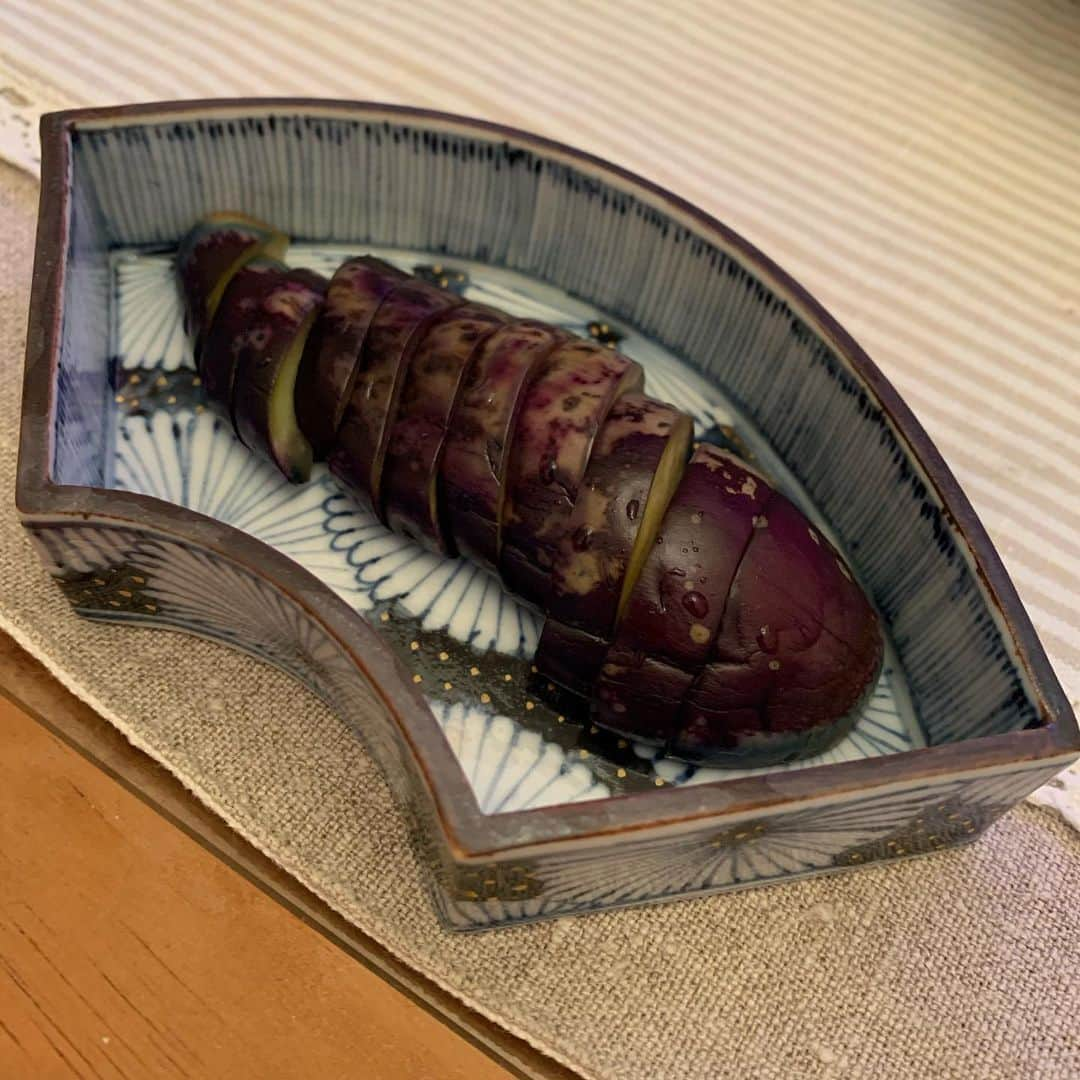 沢瀉美緒さんのインスタグラム写真 - (沢瀉美緒Instagram)「※ Japanese pickles🥕🍆 . 毎日の食卓に彩りを添えてくれる 糠漬け💛 . そして、お気に入りの器✨ . 色々準備してる間に鮮やかさが なくなってしまう茄子ですが とっても美味しい✨笑 . . #ぬか漬け #ぬか床 #糠漬け #中荒江道子 #九谷焼 #お料理好きな人と繋がりたい #器好きな人と繋がりたい」6月18日 8時35分 - mio_omodaka