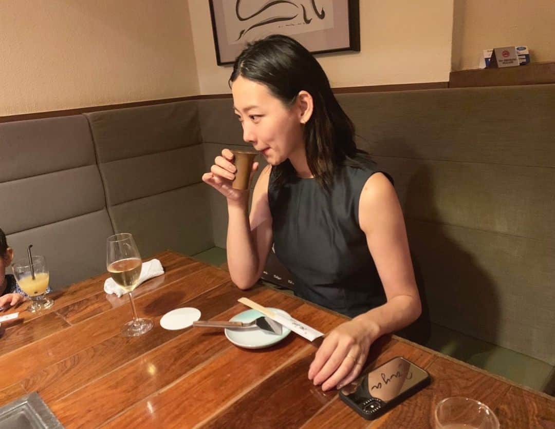 多嶋沙弥さんのインスタグラム写真 - (多嶋沙弥Instagram)「鼻の下がみょーんと伸びた、 お誕生日に浮かれるわたくし🥰 . 何年もお世話になっている大好きな鉄板焼きのお店でお祝いしてもらいました❤️ いかにも日本酒飲んでますって感じですが、 とうもろこしのすり流しです🌽 日本酒も変わらず大好きです😍 . 家族や久しぶりに会えたお友達にたくさんお祝いして頂いたので、 少しずつその模様もシェアさせてください💓 . まだまだ生活に用心は必要ですが、喜びと感謝に満ちた数日間でした💐 . 今日も良き一日になりますように💓 #ママモデル#誕生日#感謝の日#男の子ママ」6月18日 8時44分 - saya_tajima