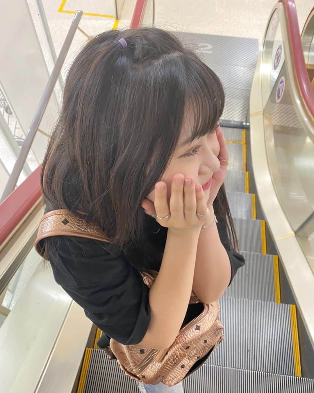 畠山あやなのインスタグラム：「* 友達が撮ってくれたあ❕🤍 うれしい、ありがとう🥳🍒 * #畠山彩奈#エスカレーター#写真#小顔ポーズ#高校３年#友達#フォローミー#jk#jk3#instagram#istagood#followme」