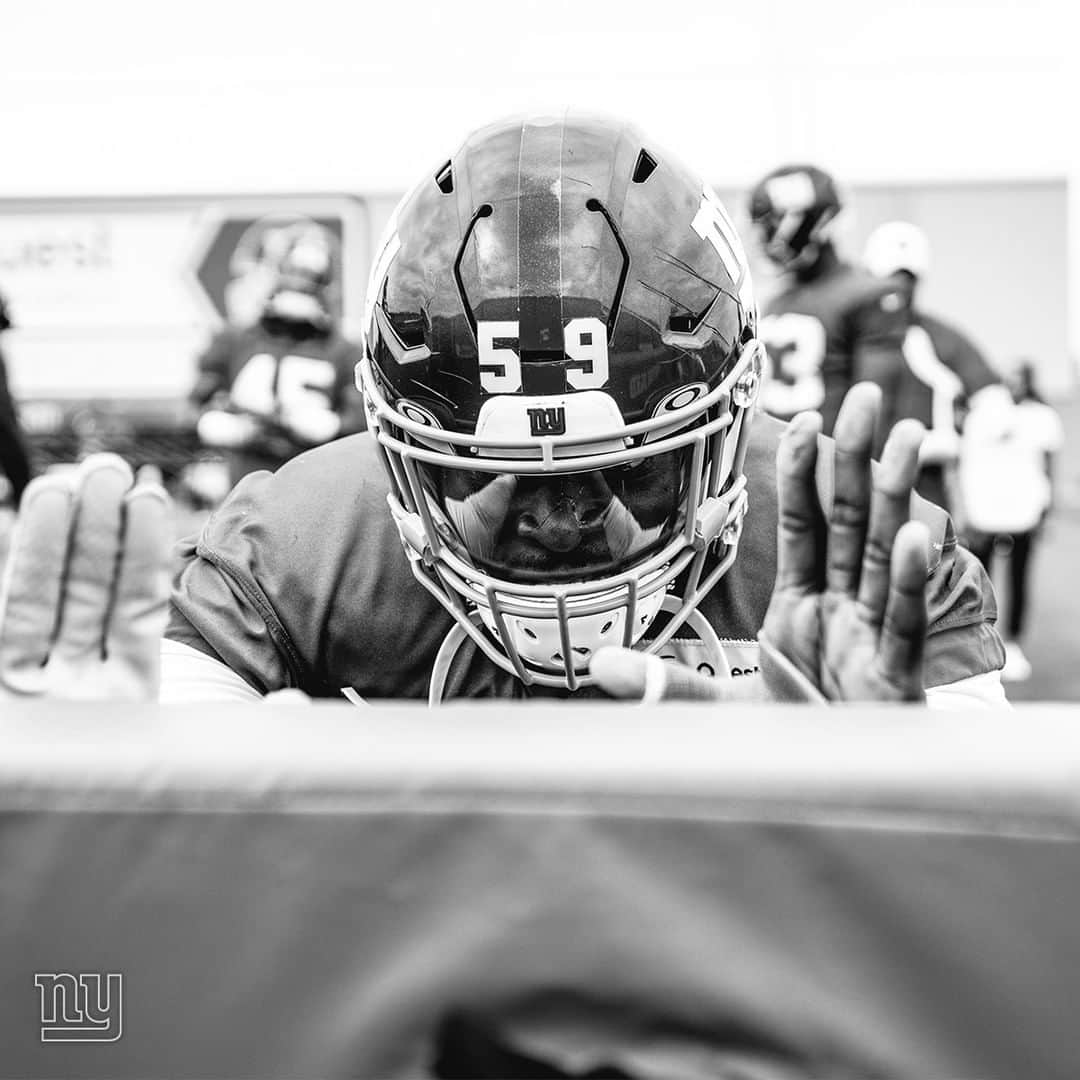 New York Giantsさんのインスタグラム写真 - (New York GiantsInstagram)「As told by our team photographer: 8/8/19 - This photo of Lorenzo Carter was taken during the individual position period of practice. After carefully observing the drill, I set up at the end of the sled and waited for the players to go one by one hitting the sled. The hardest part was not to flinch. @nygiantsphotog #bwwednesday」6月18日 9時00分 - nygiants