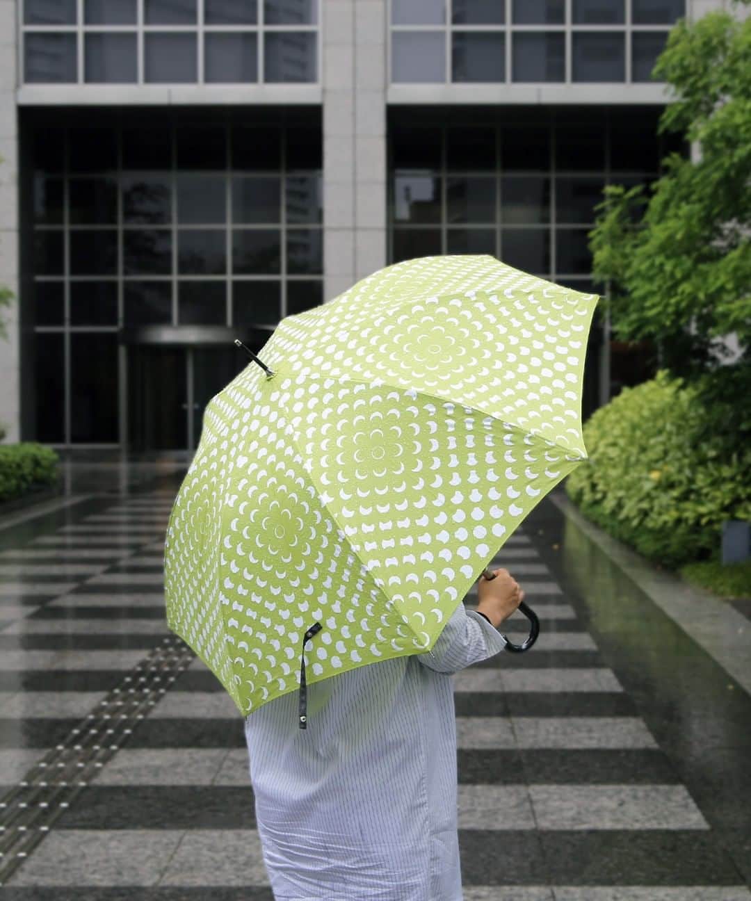 KOZLIFEさんのインスタグラム写真 - (KOZLIFEInstagram)「. ちょっと憂鬱になる雨の日も デンマークデザインの素敵な傘があれば気分UP！ 大きめなので男性にもおすすめです。 . -登場したアイテム- kura common (クラ コモン) / Lisbet Friis アンブレラ -グリーン- . ◎商品は当店トップページのバナーorプロフィールのURLからどうぞ。 ▶︎ @kozlife_tokyo . #KOZLIFE #japan #LoveFoodLoveLife#Interior #instahome #instagood #instajapan #umbrella #lisbetfriis #rainyday #rainy #暮らし #北欧インテリア #北欧雑貨 #北欧デザイン #インテリア #丁寧な暮らし #シンプルライフ #暮らしを楽しむ #リズベットフリース #傘 #雨 #雨の日 #梅雨」6月18日 9時02分 - kozlife_tokyo