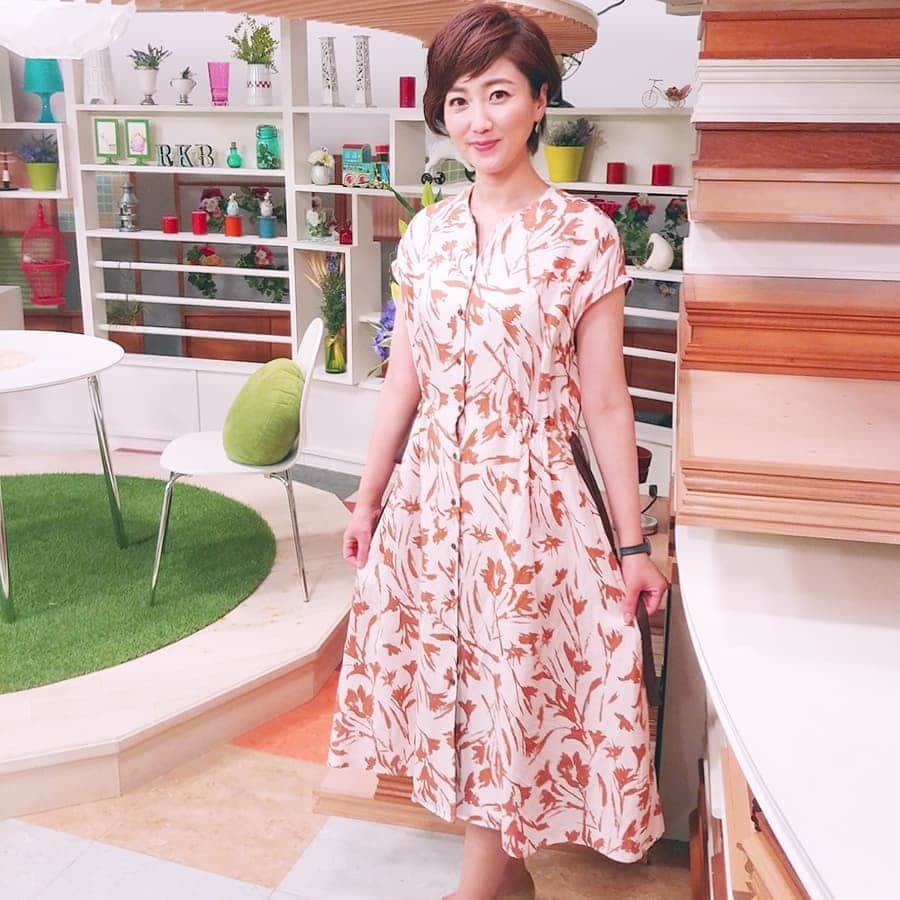 のインスタグラム：「昨日の衣装でした。  BouJeloudさん、可愛いワンピースがたくさんありますよね🤗✨ 今日は半袖か、長袖で出かけるか？迷ってしまうようなお天気ですね☁️ #衣装#rkb #ワンピース #半袖#boujeloud #スパイラルセンス  #今日感ニュース #スタイリスト  #styling#中山昌子 さん」