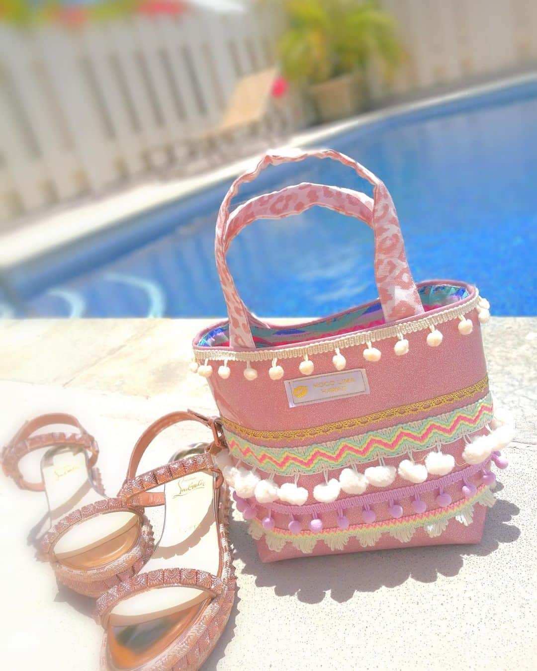 Moco Lima Hawaiiさんのインスタグラム写真 - (Moco Lima HawaiiInstagram)「New* Glitter Pink Pompom Tote, Leopard Handle  #new#pink#leopard#poolday#beachday#niceweather#afternoon#hawaii#mocolima#lovelyday#designer#founder#mylife#lovemyjob#workhardprayhard#mystyle#ootd#ootdfashion#summer#summerfashion#louboutin#ハワイ好き#モコリマハワイ#ハワイ好きと繋がりたい#女性起業家#ハワイ#ワイキキ#水曜日#コピー商品#悲しい気持ち  6/16 (金) 1-5pm モコリマハワイ　お店営業致します♡ (毎週金曜日のみ営業中@2155 Kalākaua Ave Suite 807, Honolulu Hawaii)」6月18日 9時07分 - mocolimahawaii