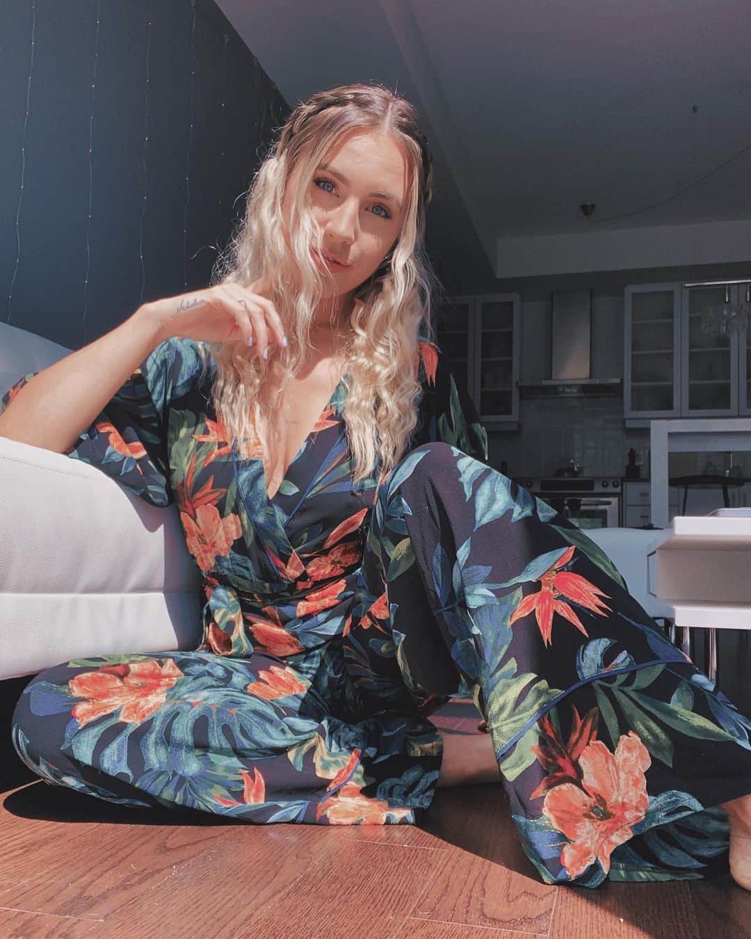 Kalyn Nicholsonのインスタグラム：「we’re 3 days away from summer solstice and I can feel it in my solar soul 🌞 I’ve made a 4-step game plan to GYST my life together by the end of summer and I’m documenting it digitally! The newest vlog is part one and includes gathering yourself and making a game plan, should you feel so inclined to join me✨」
