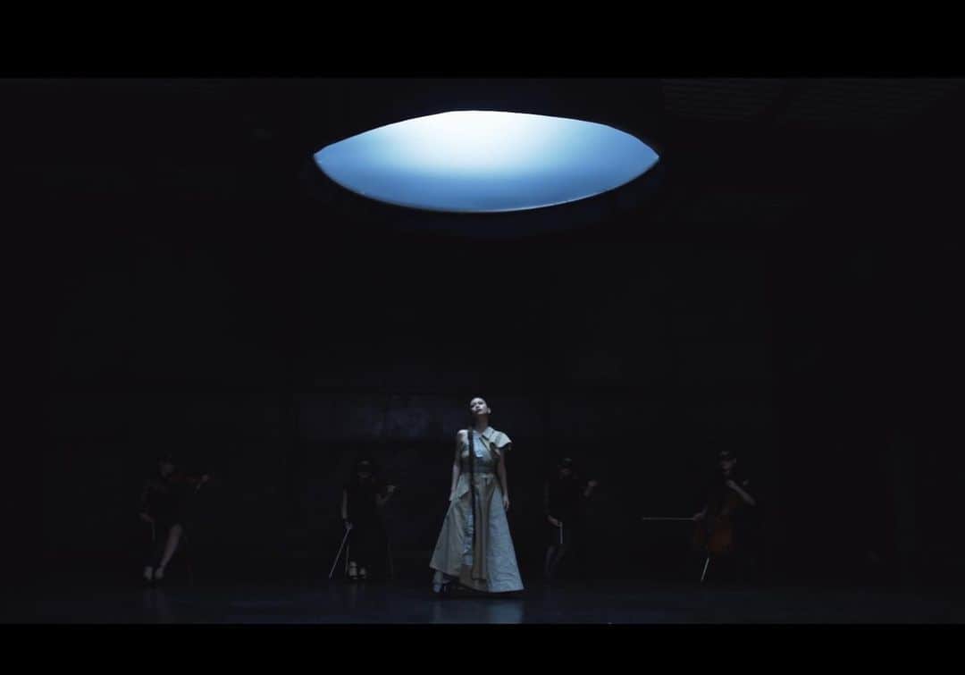 小柳ゆきのインスタグラム：「【お詫び】 . 昨日、YouTubeに公開した「SPHERE-feat.デーモン閣下-」のMusic Videoですが、編集の都合上、差し替えをさせて頂きました。 . 視聴してくださった方、コメントをしてくださった方、 誠に申し訳ありません。 . 再度YouTubeで公開をしておりますのでご覧頂けましたら幸いです。 https://youtu.be/4ri8pgBDQC4 ストーリーズ、プロフィールからサイトへ飛べます。 . by STAFF」