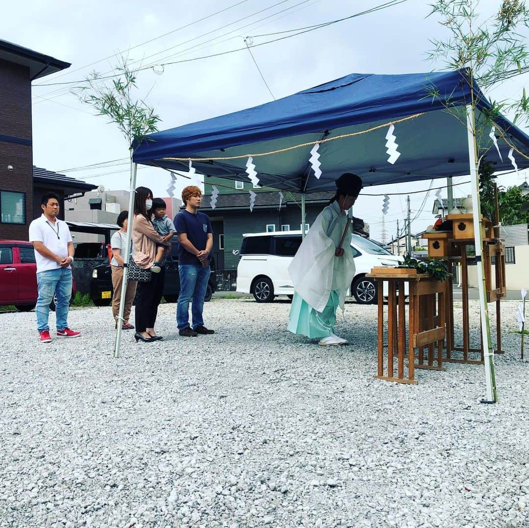 日大建築のインスタグラム：「宮崎市村角町で家を造る前に行う地鎮祭を行いました👍 #日大建築#カリフォルニアスタイル #サーファーズハウス新築#注文住宅#宮崎市#モダン#オシャレ#ビーチ#海#surf #ハワイ#アメリカン#大工#建築#設計#ウッドスタイル#中古住宅#リフォーム#リノベーション#カバードポーチ#ウッドデッキ#ヘリンボーン#マイホーム#家造り」