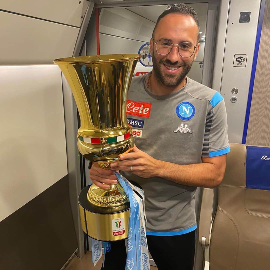 ダビド・オスピナのインスタグラム：「Campeones / Campioni #FozaNapoliSempre 😁🙌🏻🇮🇹🏆」