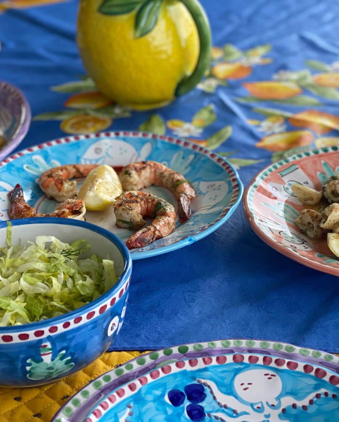和央ようかさんのインスタグラム写真 - (和央ようかInstagram)「Decision decision 🤔😂Calamari? Shrimp? Octopus? 😂😂😂and the cocktail “ Mykonos Breeze” 🍸  何から頂こう🤔😂いか？えび？タコ？😂😂😂そしてカクテル🍸ミコノスブリーズ😘  #takakonystylin🍎 #lifestyle #nylife #nyc🍎#greekfood #yokawao #和央ようか @ceramicaassuntapositano」6月18日 9時40分 - yokawao0215