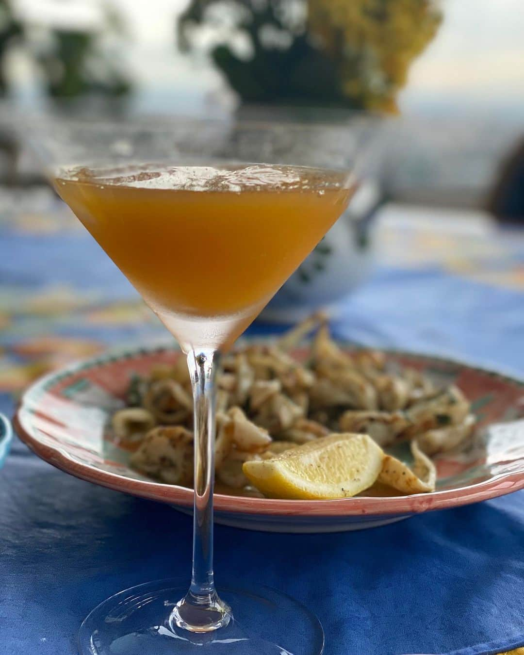 和央ようかさんのインスタグラム写真 - (和央ようかInstagram)「Decision decision 🤔😂Calamari? Shrimp? Octopus? 😂😂😂and the cocktail “ Mykonos Breeze” 🍸  何から頂こう🤔😂いか？えび？タコ？😂😂😂そしてカクテル🍸ミコノスブリーズ😘  #takakonystylin🍎 #lifestyle #nylife #nyc🍎#greekfood #yokawao #和央ようか @ceramicaassuntapositano」6月18日 9時40分 - yokawao0215