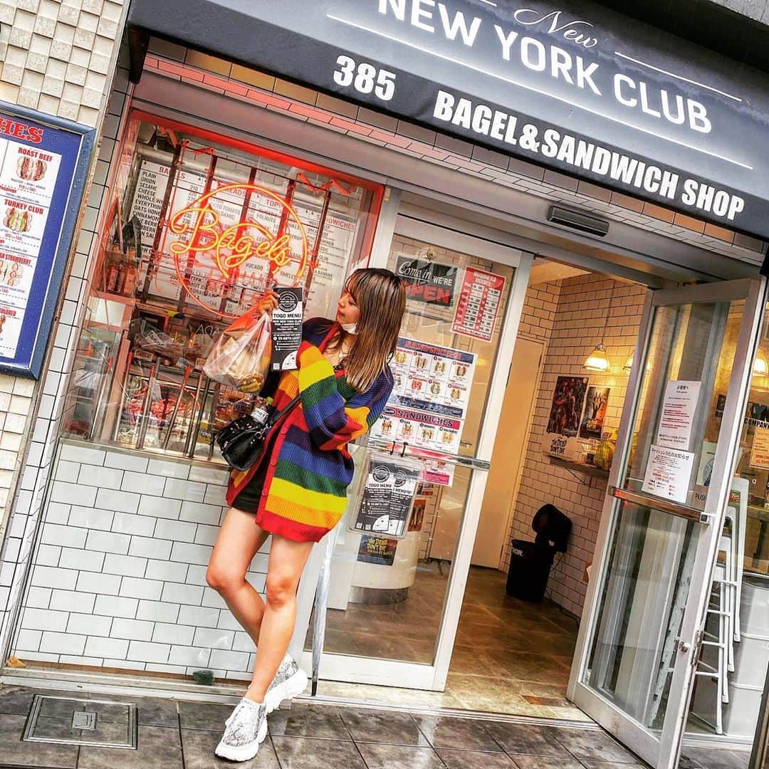 中野向日葵さんのインスタグラム写真 - (中野向日葵Instagram)「ベーグル屋さん(○ ⚈ ◡ ⚈ ○) #麻布十番　#麻布　#azabujuban  #パンの街　#newyork #bagel #colorful #rainbow #rainbowbagel #newyorkclub #ニューヨーク #東京　#パン作り好きな人と繋がりたい  #ベーグル　#japaneseculture  #newyorkcity #likeforlikes #likeforfollow  #instagood #tokyo #japan  #street #beauty #like4likes  #東京  #日本 #instagram  #japanese #カメラ好きな人と繋がりたい #カメラ初心者」6月18日 9時42分 - himawaridaa