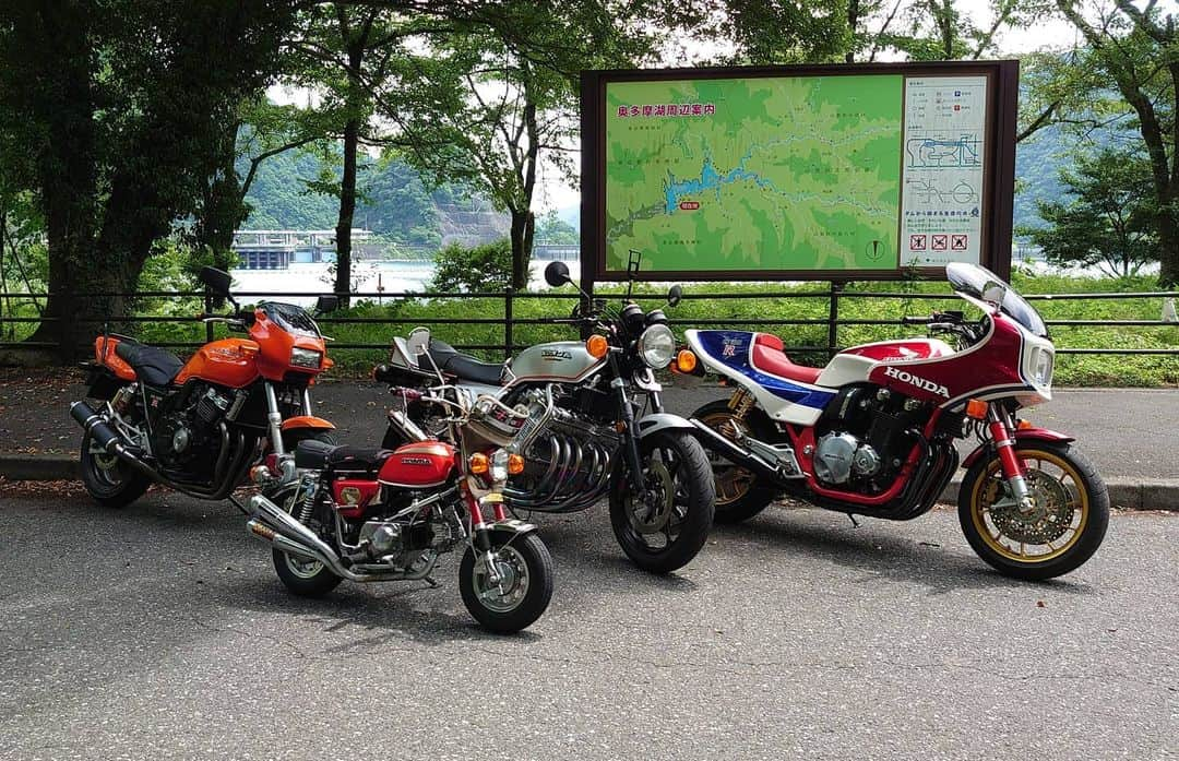 レイザーラモンRGさんのインスタグラム写真 - (レイザーラモンRGInstagram)「奥多摩でCB兄弟！CB750four風マフラー4本出しモンキーが良く出来てる！  #cbx1000 #CB1100R #cb1100typeR #cb400sfversionR #hondamonkey #cb750four #hondavintage #hondamotos #hondamotorcycle」6月18日 9時49分 - rgrazorramon