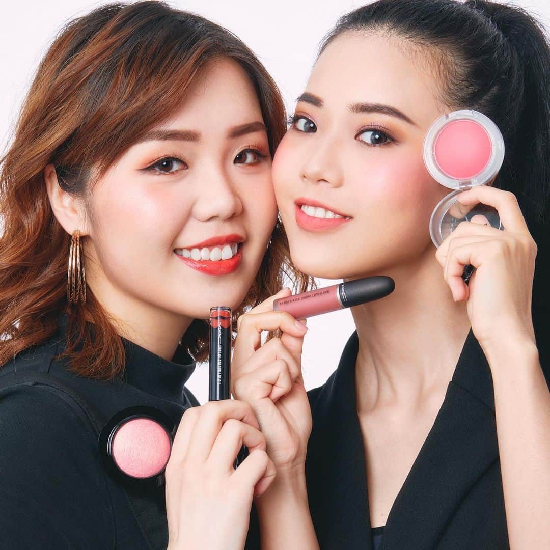 M·A·C Cosmetics Hong Kongさんのインスタグラム写真 - (M·A·C Cosmetics Hong KongInstagram)「你係光感控 / 柔霧控？🙋🏼‍♀️ 由2位M·A·C專業化妝師 @sying.yau  @mtlee_mac專業推介2款唔同質感嘅夏日彩妝！ 柔霧控☀️#果凍胭脂 #Grand 花瓣粉紅，搭配#空氣絲霧唇釉 蜜桃奶茶色，減甜霧感仙氣湧晒出嚟💫 光感控☀️#空氣感胭脂 #Dainty 淺金粉色，搭配高光亮色護唇油嘅閃亮酒紅♥️juicy玻璃妝感令人忍唔住錫落去💋 你又鍾意邊款？留言話我哋知啦！ Product mentioned: Powder Kiss Liquid Lipcolour 空氣絲霧唇釉 in Mull It Over - HK$200 Glow Play Blush 亮色輕潤感胭脂 in Grand - HK$240 Shot of Colour Lip Oil 高光亮色護唇油 in Let’s Go Streakin’! - HK200 Mineralize Blush 礦物空氣感胭脂 in Dainty - HK$240 #空氣感胭脂 #空氣絲霧唇釉 #輕吻絲霧唇 #MACPowderKiss #果凍胭脂  #MACGlowPlay #MACHongKong #MAC妝FUN享 Featured Artists: @sying.yau @mtlee_mac  Glowy or Matte, it’s all on YOU 💁🏼‍♀️ Our two professional makeup artists @sying.yau @mtlee_mac have introduced you two distinct summer-ready makeup looks💯 ☀️Glow Play Blush peachy pink #Grand + Powder Kiss Liquid Lipcolour peachy milktea #MullItOver for a soft-focus, matte summer look ☀️Mineralize Blush golden flush #Dainty + Shot of Colour Lip Oil terracotta red #LetsGoStreakin for a juicy yet glowy, kissable look Comment below and tell us which one is your fave!」6月18日 9時59分 - maccosmeticshk