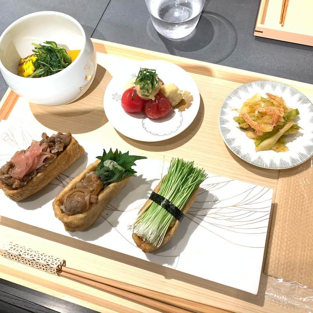 吉村美紀のインスタグラム：「WITH HARAJUKU の中にあるおいなりさんのお店へ。 オシャレで美味しいおいなりさん！食べるのもったいない〜 すだちのそうめんもさっぱりして美味しかった〜 デザートは自分で絞って仕上げる空豆のきんとん^_^  #WITH HARAJUKU #原宿 #おいなりさん」