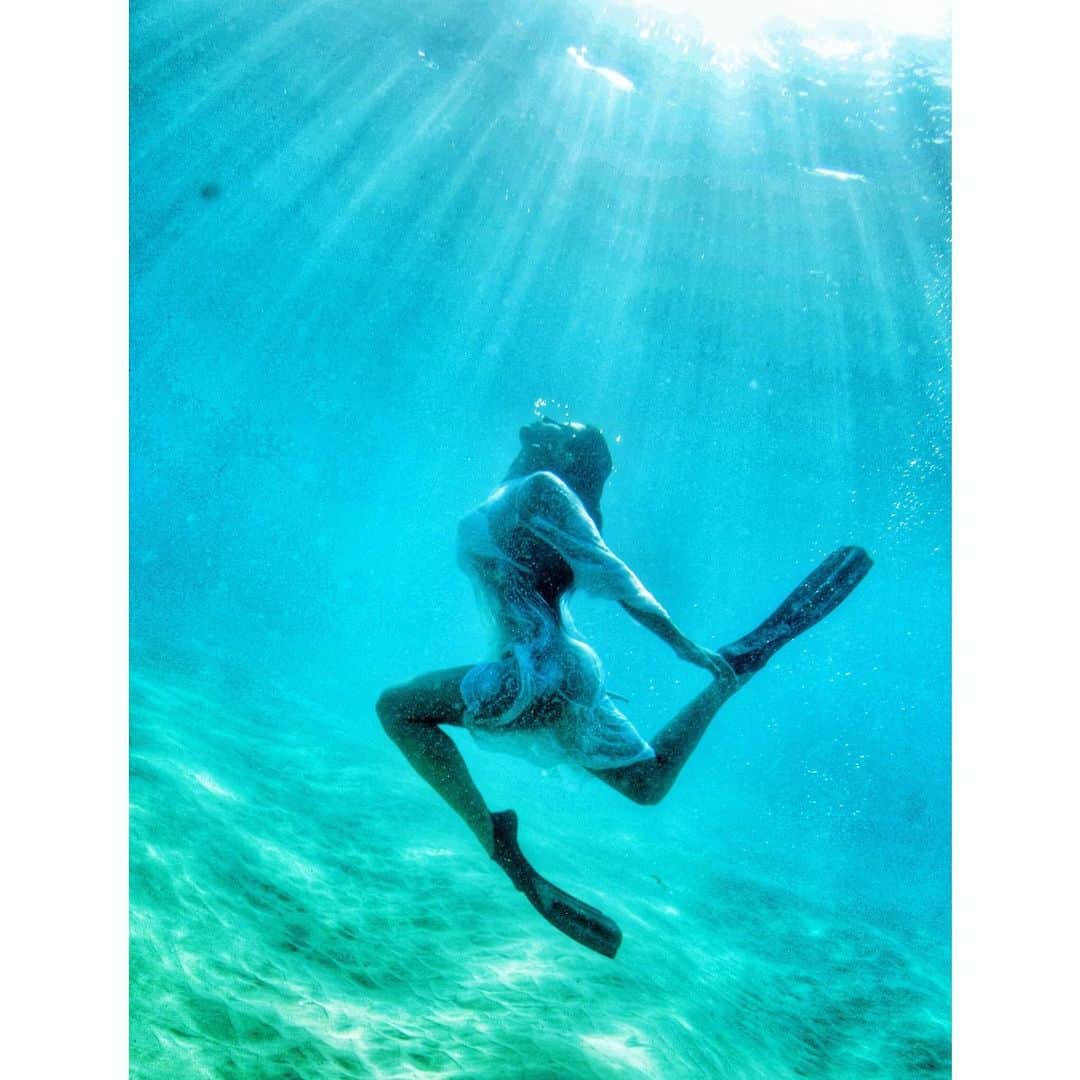 カロウ･カストロさんのインスタグラム写真 - (カロウ･カストロInstagram)「Onde e como queria estar... 🐚 Foto: @neuronha  #tbt #underwater #fundodomar #noronha #neuronha」6月18日 10時03分 - castrocarol