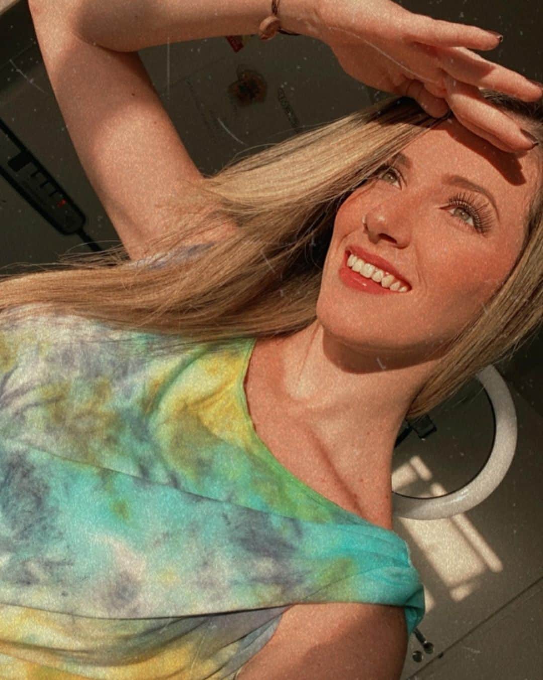 ナターリア・ガウジオのインスタグラム：「A gente aproveita a luz boa e faz sessão de fotos na janela sim 🤣... Com mais uma das blusas tie dye que fiz na quarentena!! Amei essas artes, já quero fazer maisss!! ✨📸😍🌈☀️👚🎨❤️ #inlove #tiedye #sunshine #goldenhour #sunkissed #colors #tshirt #happiness #photoshoot #art」