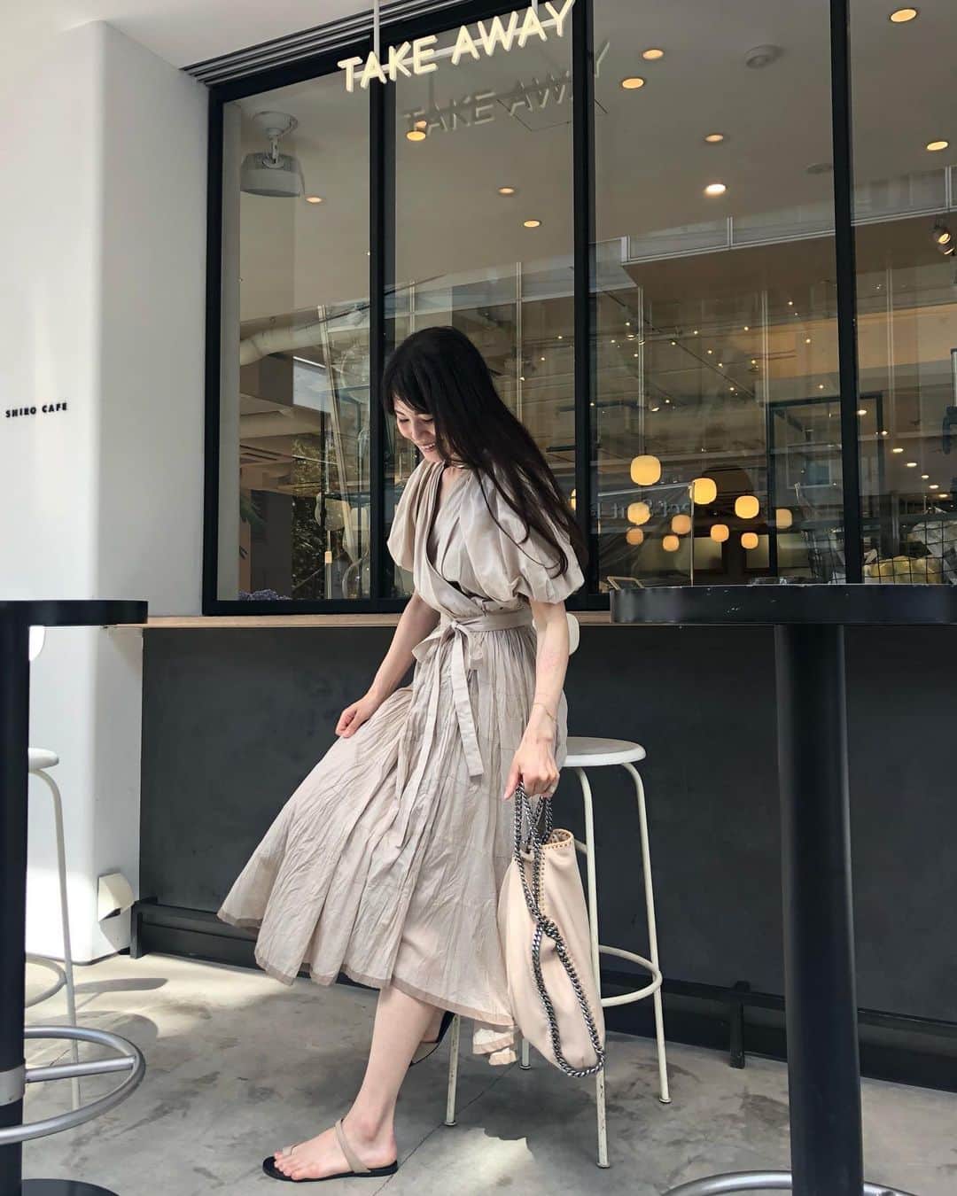 のインスタグラム：「The day of flowy and feminine summer dress.﻿ #flowydress #femininestyle #summerdress #dress #summer﻿ ・﻿ ・﻿ ・﻿ ﻿ 「袖ポワン×カシュクールデザイン」﻿ ﻿ 女子力高めなワンピでお出かけした日♥︎ ﻿ ﻿ 動きの出るアシンメトリーな裾がまた可愛いのだ♥︎ ﻿ ﻿ SALE中だから﻿ 色々欲しくなっちゃう。﻿ ﻿ ・﻿ ・﻿ ・﻿ @casa_fline ﻿ #casafline」