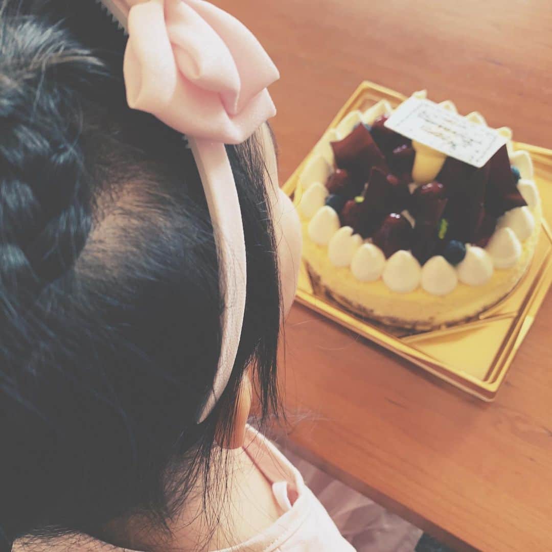 水嶋ヒロのインスタグラム：「娘5歳に☺︎ #happybirthday #誕生日 #5 #長女 #love #family #家族 #パパ5歳 #blog」