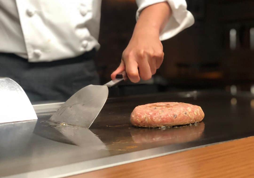 6thbyorientalhotel Officialさんのインスタグラム写真 - (6thbyorientalhotel OfficialInstagram)「*﻿ 【ハンバーグランチ 50:50】﻿ ﻿ ミディアムレア東京ハンバーグランチがさらに美味しくなりました。﻿ ﻿ 『  50 : 50 』﻿ ﻿ お肉とお野菜の割合が50:50の特製ハンバーグ。キャベツに椎茸、玉ねぎ、つなぎにはパン粉の代わりにジャガイモを使用し、牛と豚の独自の配合で美味しく仕上がりました。﻿ ﻿ ただヘルシーなだけでなく、重量250gとボリューム満点。﻿ ﻿ 罪悪感ゼロ、満足感100%のハンバーグランチをぜひご賞味ください。  #6thbyorientalhotel#シクスバイオリエンタルホテル#knotscoffeeroasters  #tokyo#東京#marunouchi#丸の内#yurakucho#有楽町 #coffeestand#lunch#ランチ #cafe#カフェ#dinner#ディナー#bar#バー#steakhouse#ステーキハウス#mediumraretokyo#ハンバーグ#鮨大いにおまかせ#鮨#sushi#パンケーキ#バスクチーズケーキ#ごちめし」6月18日 10時15分 - 6thbyorientalhotel